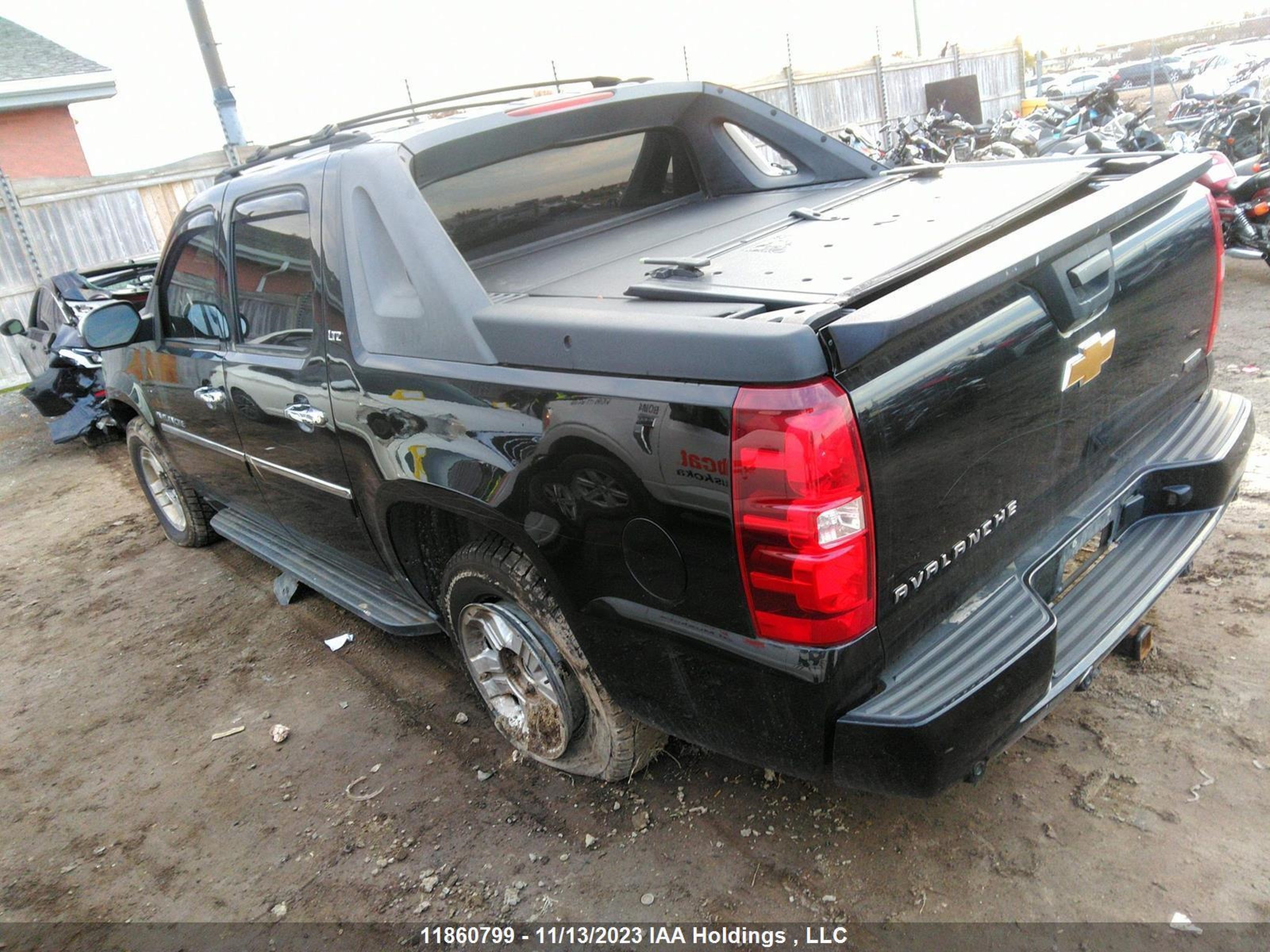 Photo 2 VIN: 3GNTKGE30BG323747 - CHEVROLET AVALANCHE 