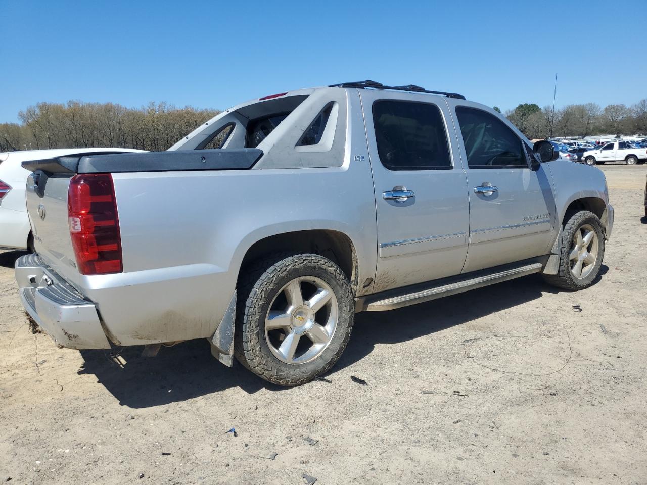 Photo 2 VIN: 3GNTKGE37BG105904 - CHEVROLET AVALANCHE 