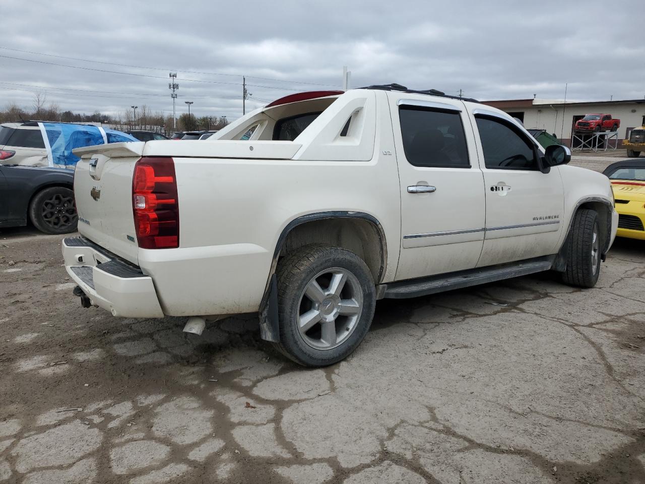 Photo 2 VIN: 3GNTKGE3XBG256154 - CHEVROLET AVALANCHE 