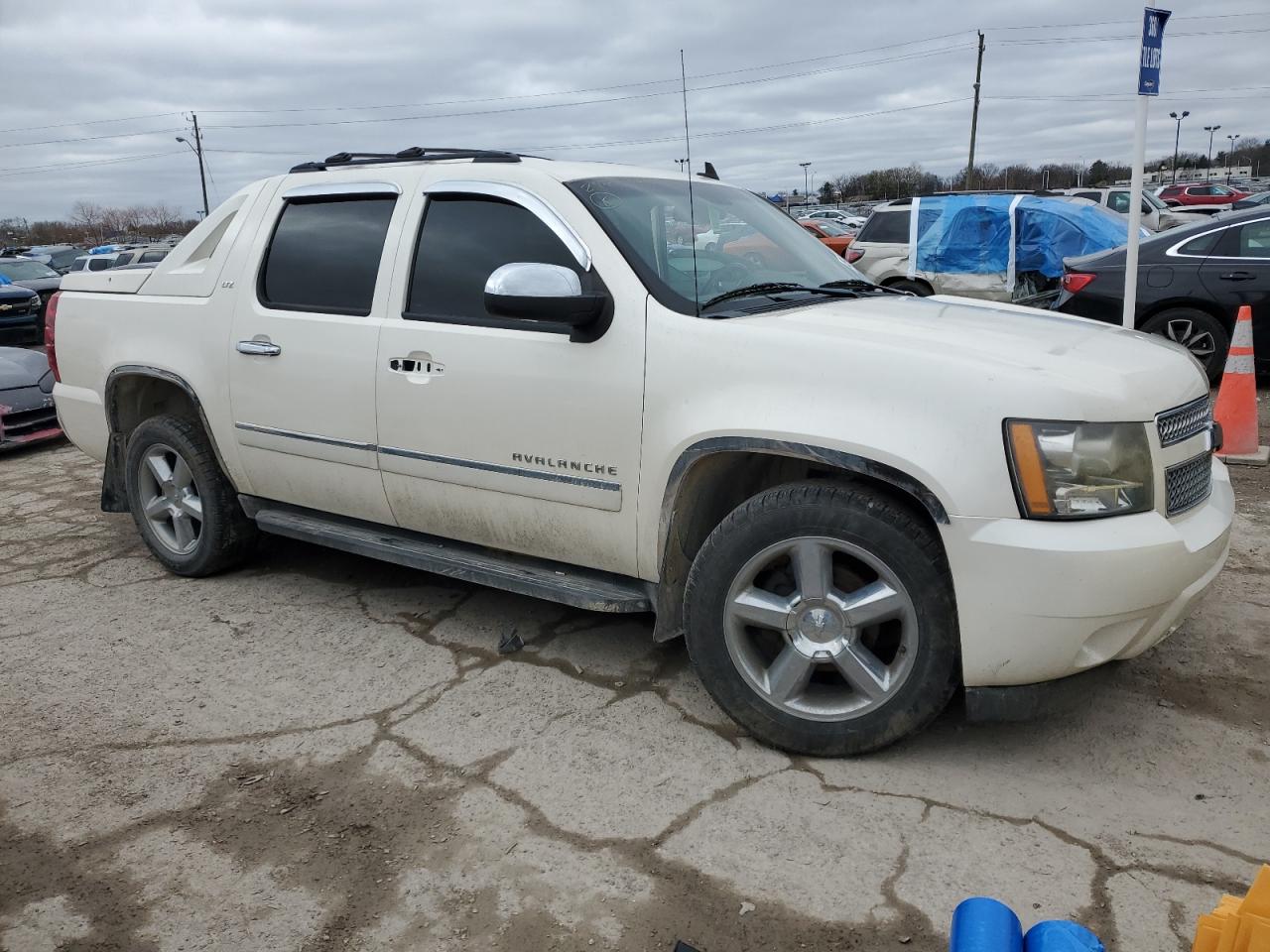 Photo 3 VIN: 3GNTKGE3XBG256154 - CHEVROLET AVALANCHE 