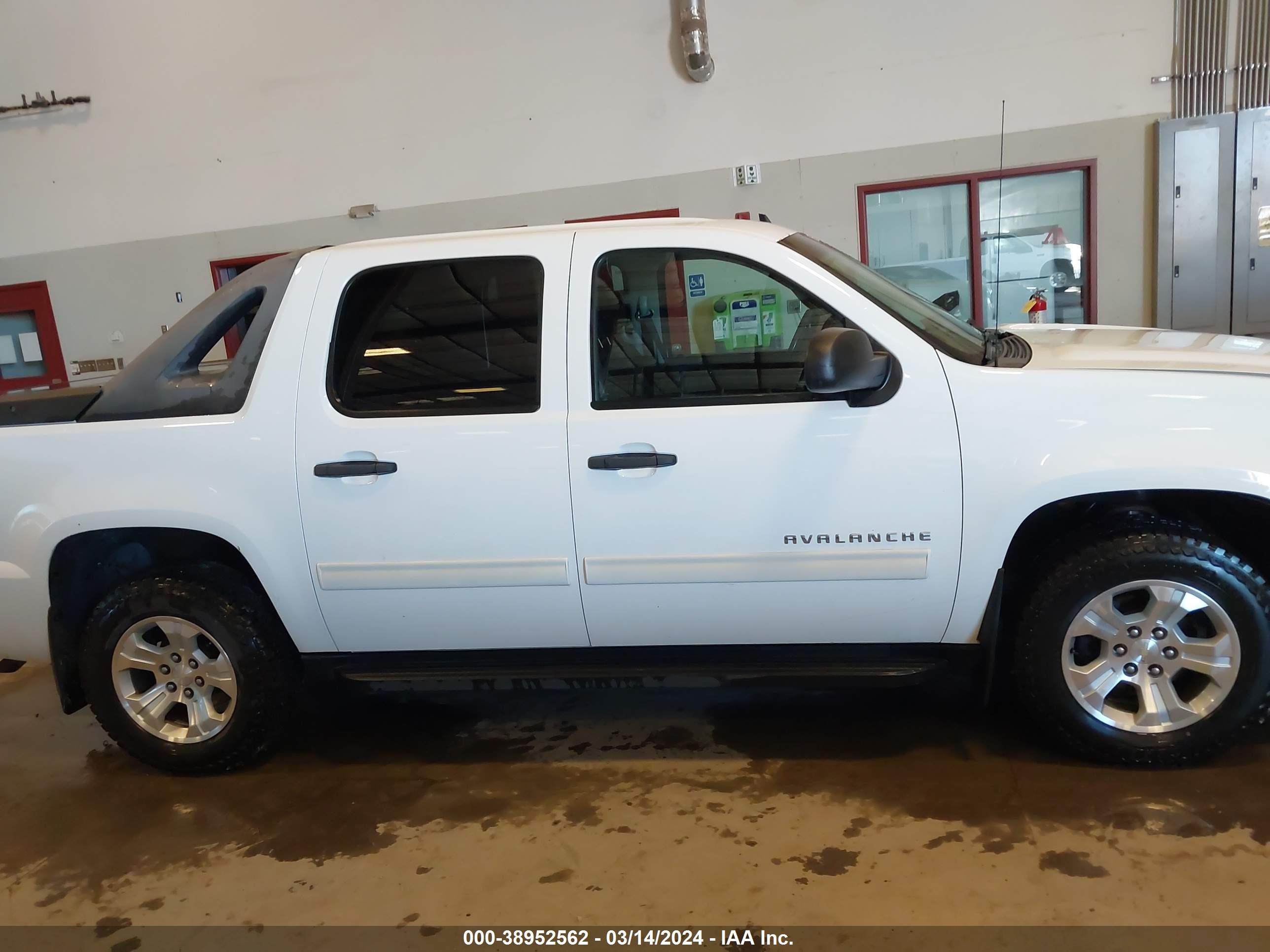 Photo 12 VIN: 3GNVKEE02AG247918 - CHEVROLET AVALANCHE 