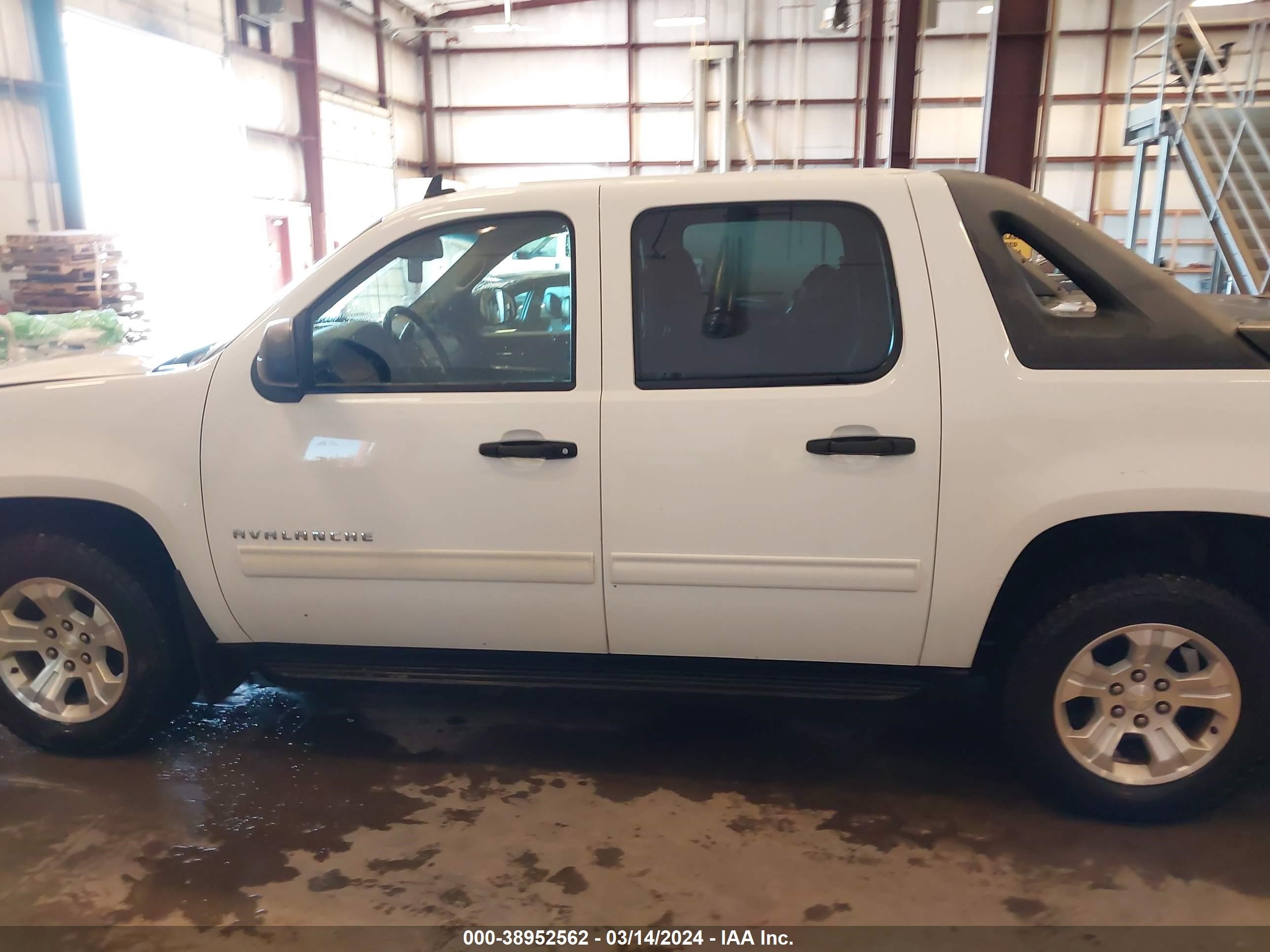 Photo 13 VIN: 3GNVKEE02AG247918 - CHEVROLET AVALANCHE 