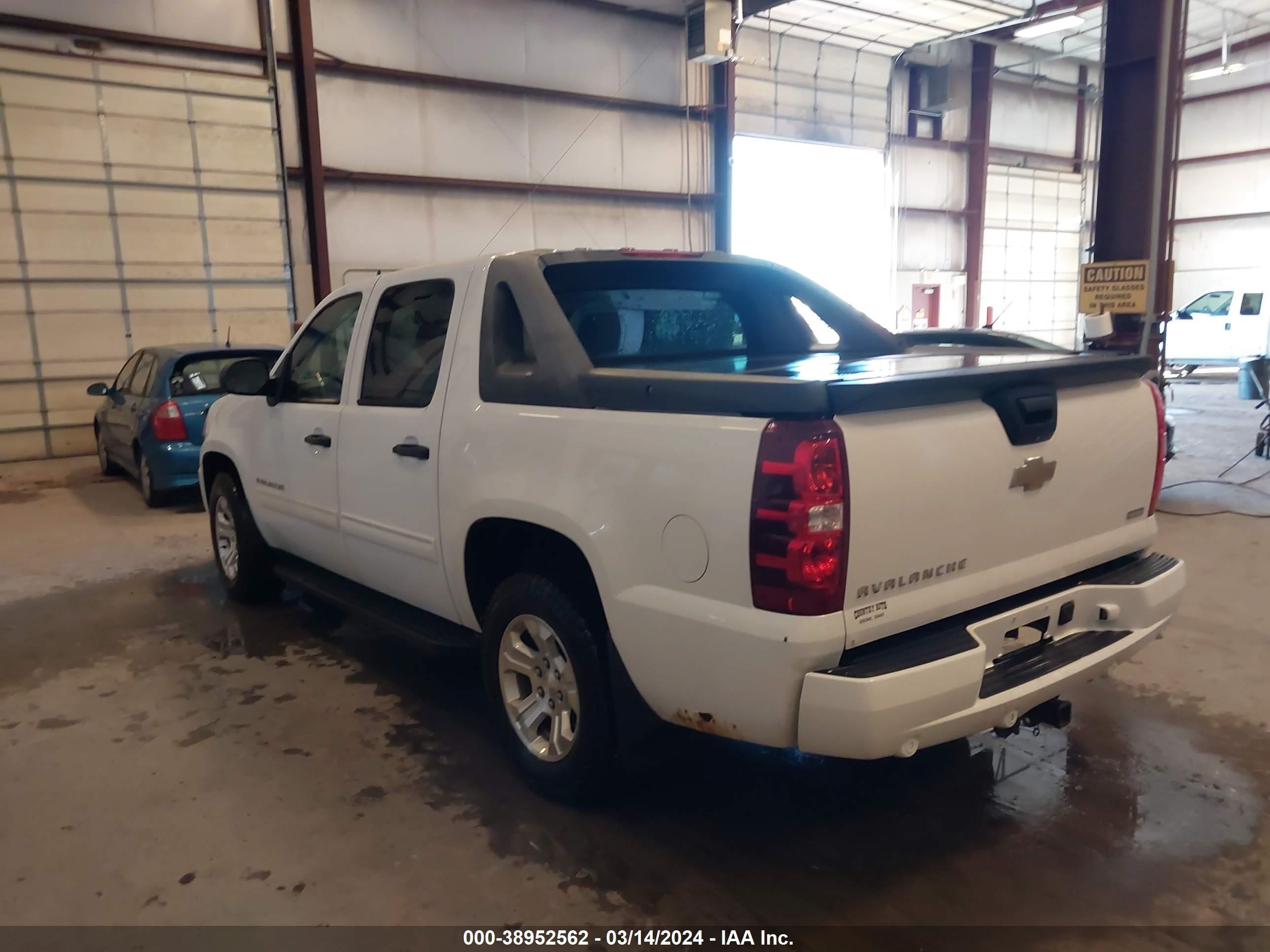 Photo 2 VIN: 3GNVKEE02AG247918 - CHEVROLET AVALANCHE 