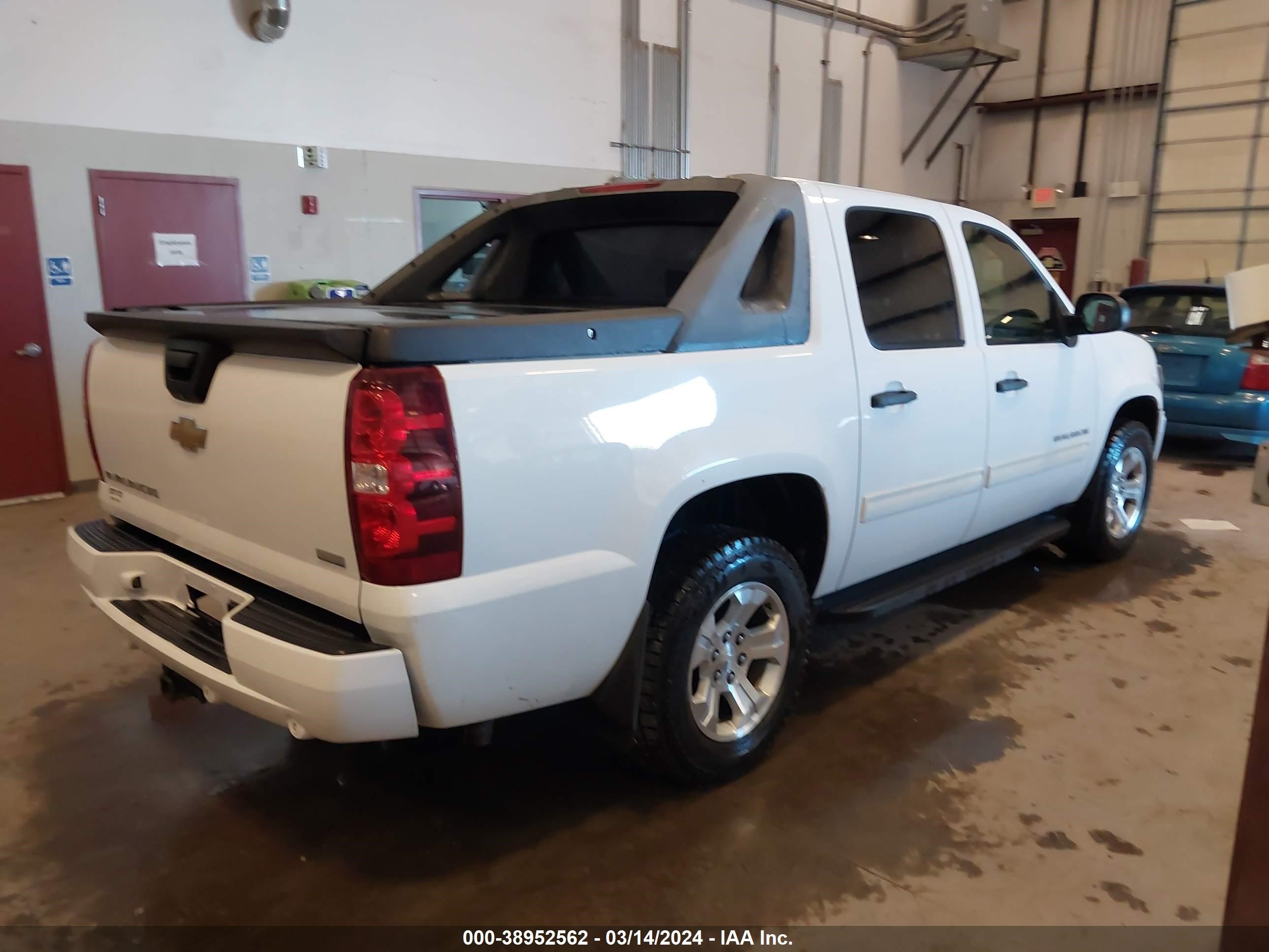 Photo 3 VIN: 3GNVKEE02AG247918 - CHEVROLET AVALANCHE 