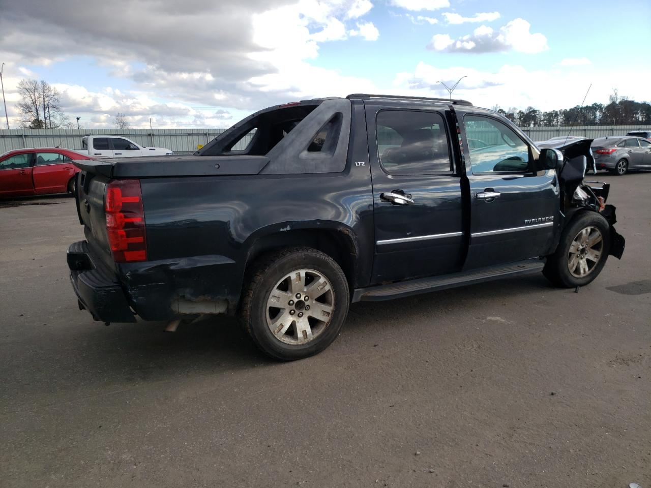 Photo 2 VIN: 3GNVKGE0XAG205945 - CHEVROLET AVALANCHE 