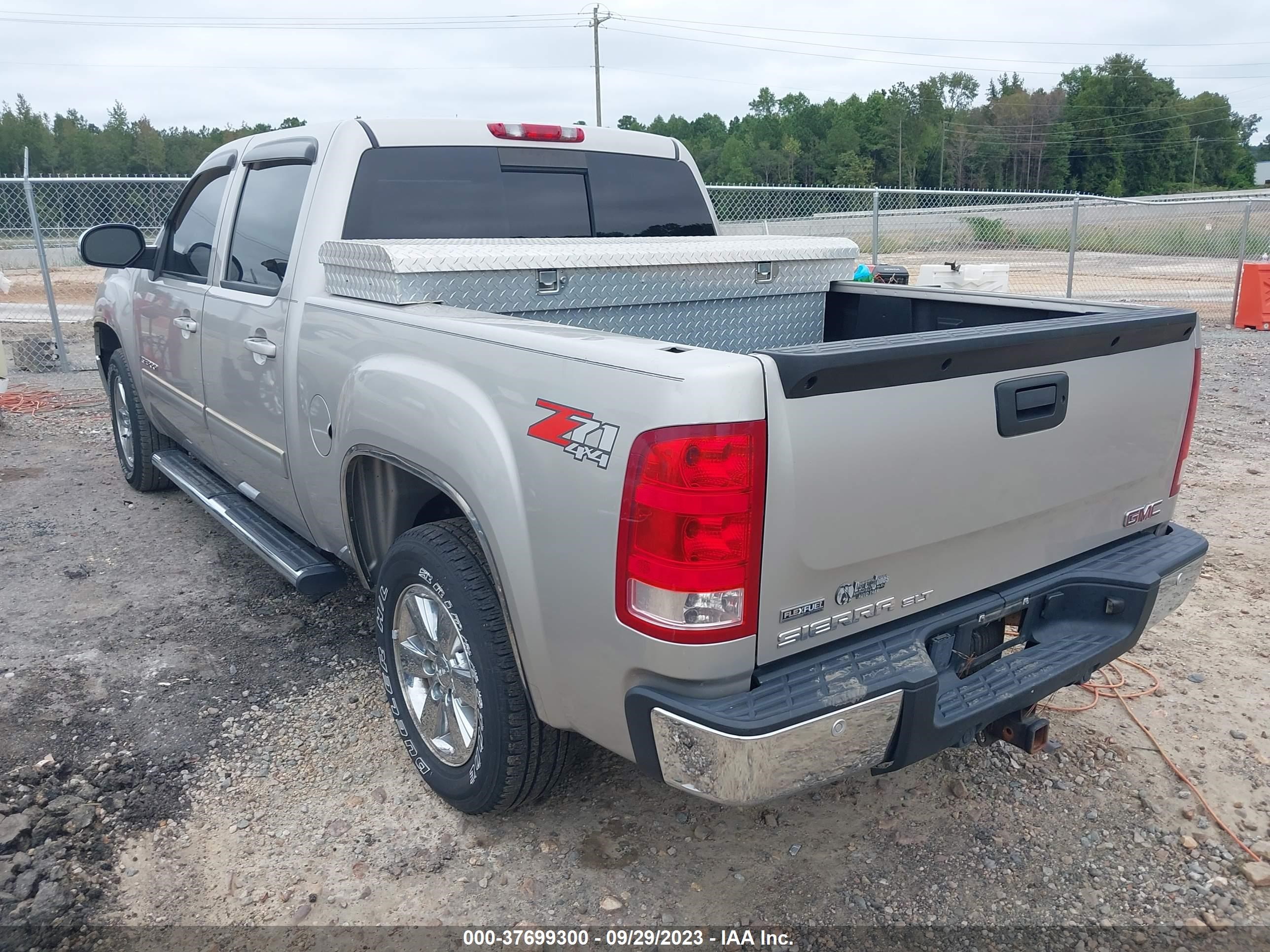 Photo 2 VIN: 3GTEK33329G108345 - GMC SIERRA 