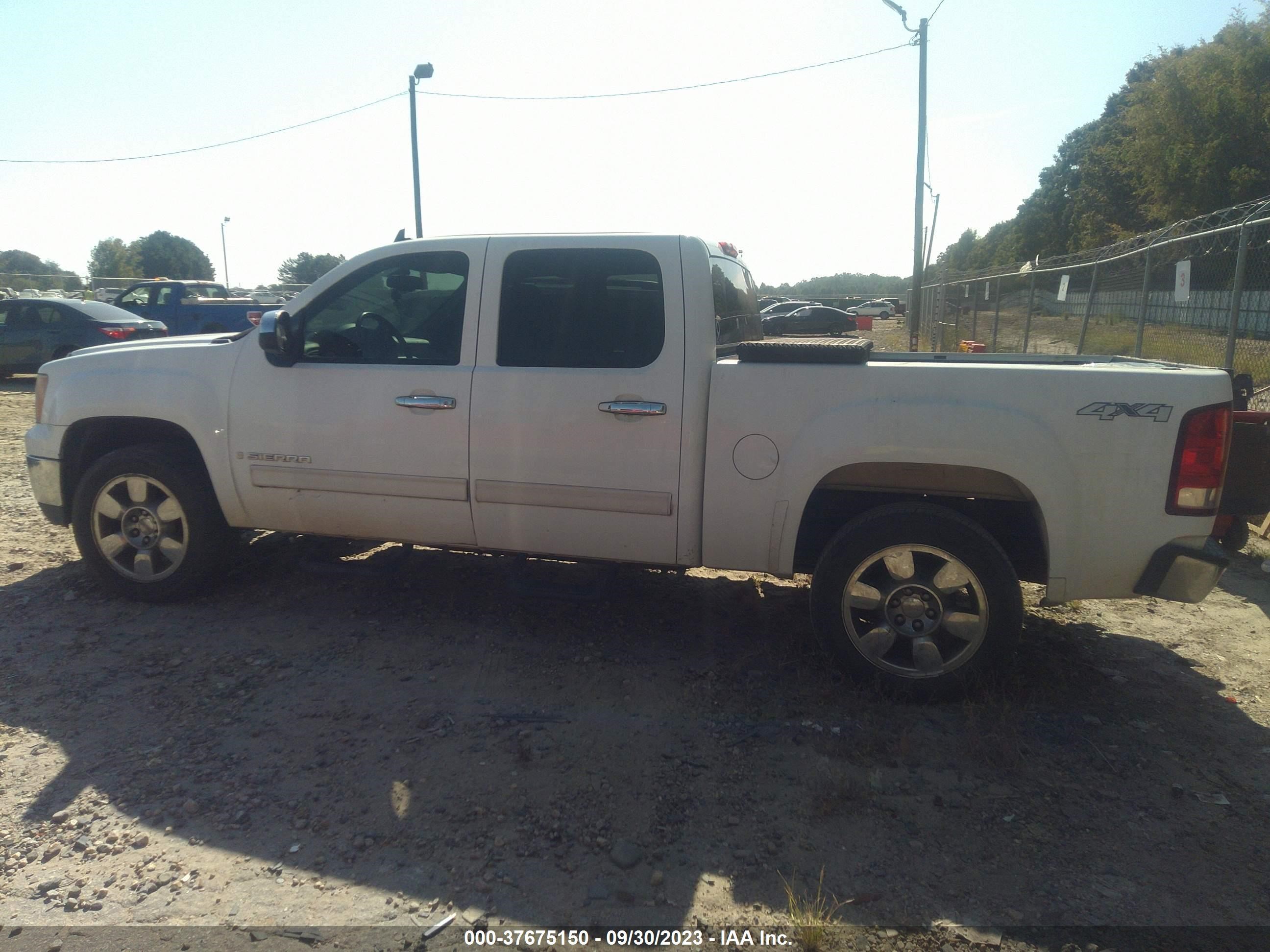 Photo 13 VIN: 3GTEK33389G254636 - GMC SIERRA 