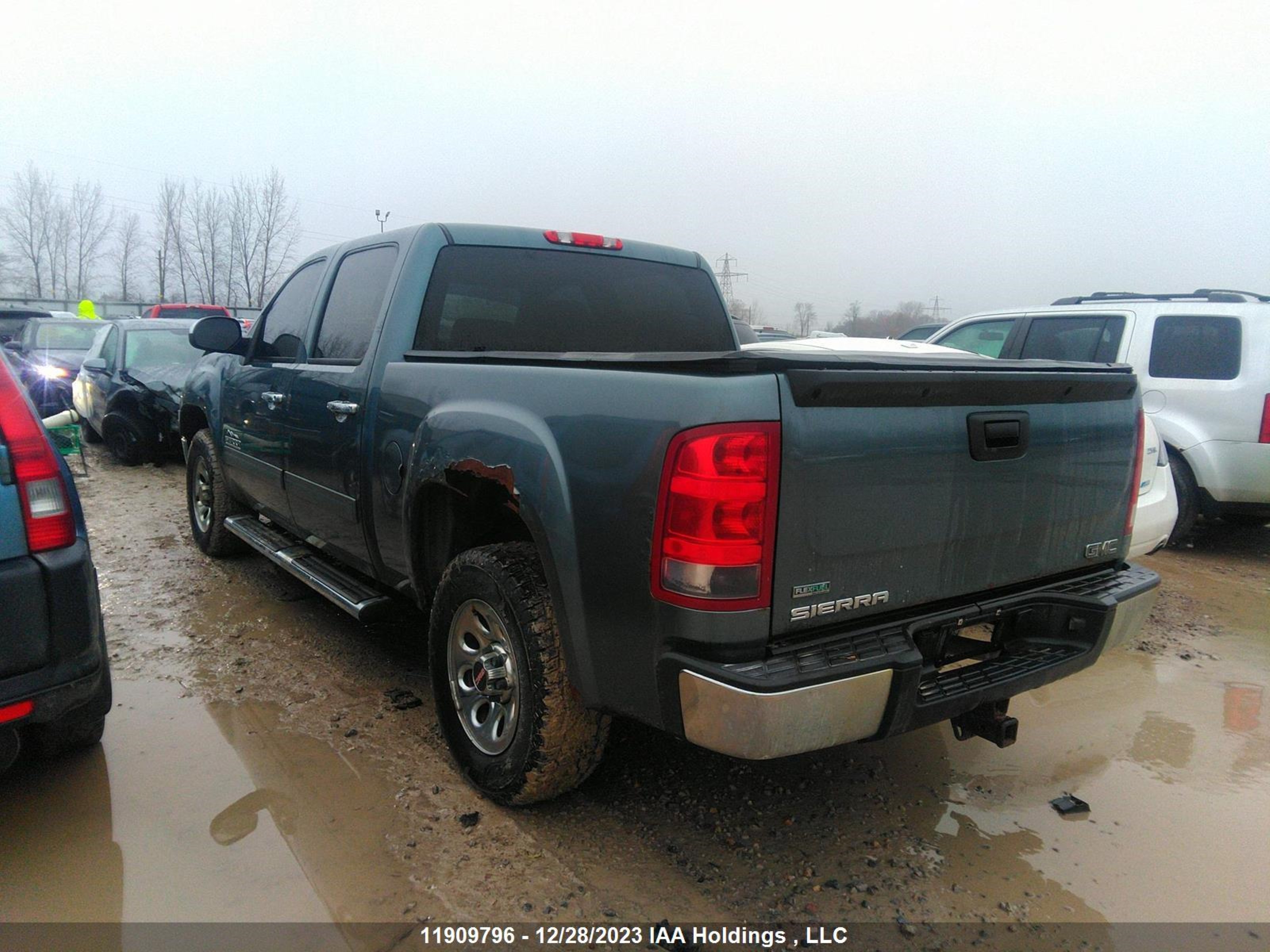 Photo 2 VIN: 3GTP2UEA2BG369247 - GMC SIERRA 