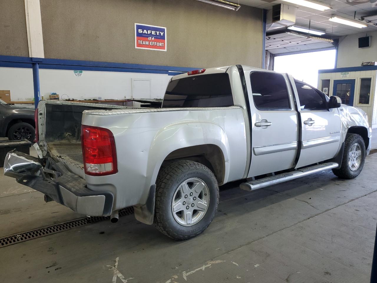 Photo 2 VIN: 3GTP2VE33BG152779 - GMC SIERRA 