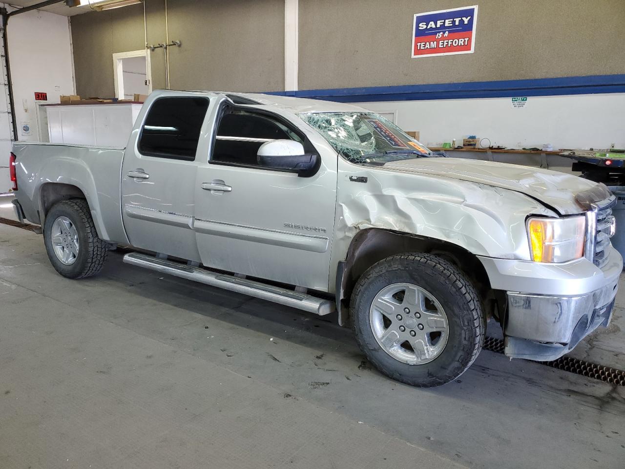 Photo 3 VIN: 3GTP2VE33BG152779 - GMC SIERRA 