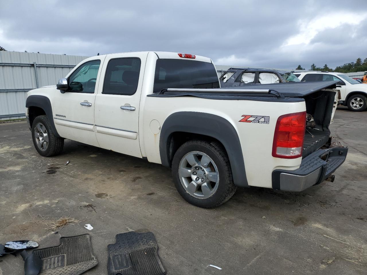 Photo 1 VIN: 3GTP2WE32BG323849 - GMC SIERRA 