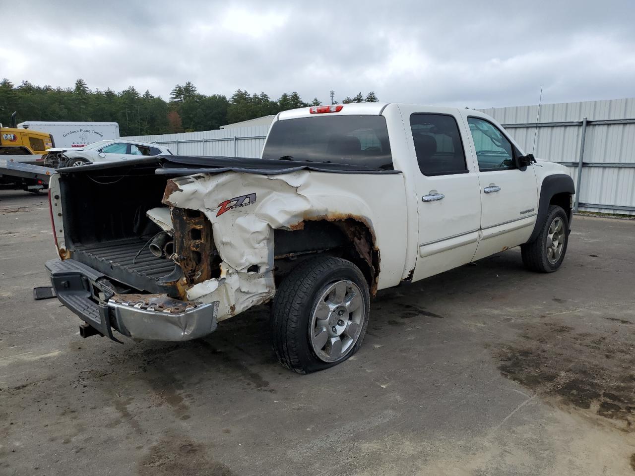 Photo 2 VIN: 3GTP2WE32BG323849 - GMC SIERRA 