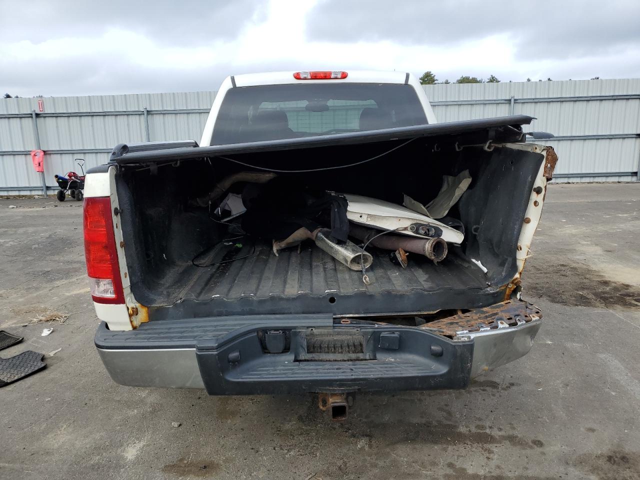 Photo 5 VIN: 3GTP2WE32BG323849 - GMC SIERRA 