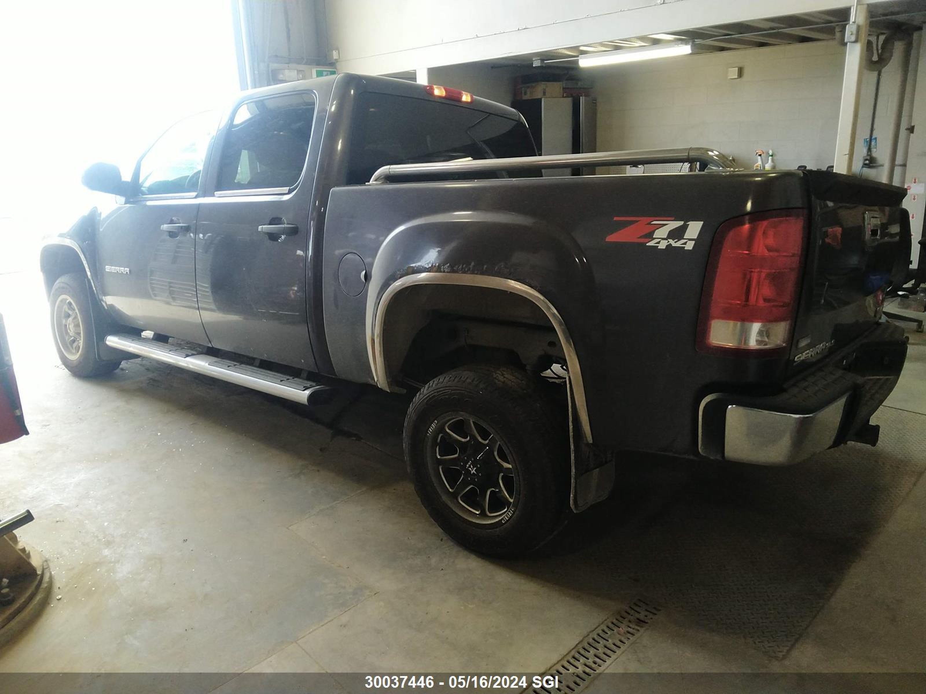 Photo 2 VIN: 3GTRKVE30AG230880 - GMC SIERRA 