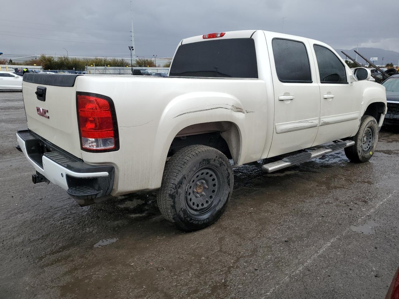 Photo 2 VIN: 3GTRKXE29AG239337 - GMC SIERRA 