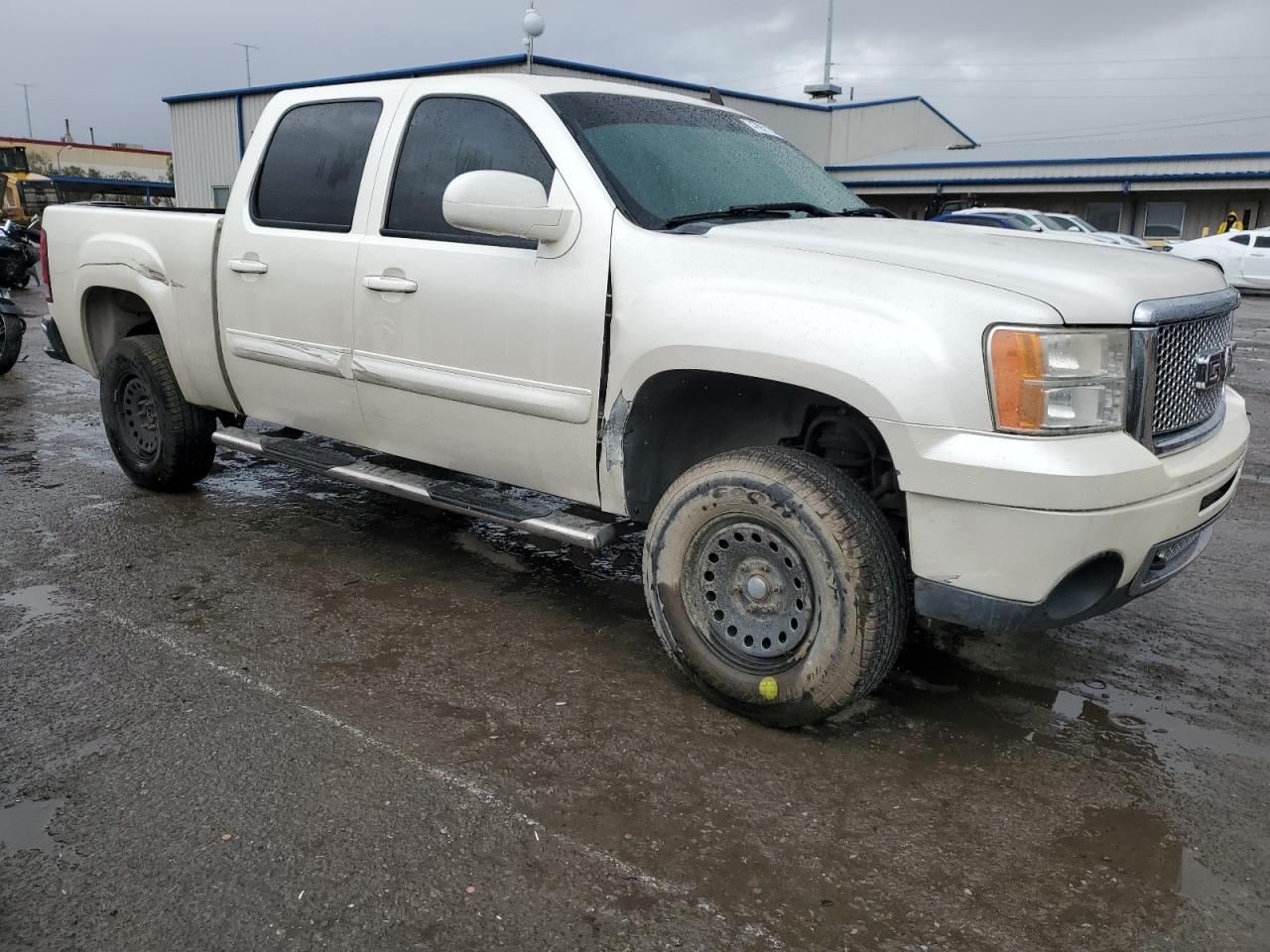 Photo 3 VIN: 3GTRKXE29AG239337 - GMC SIERRA 