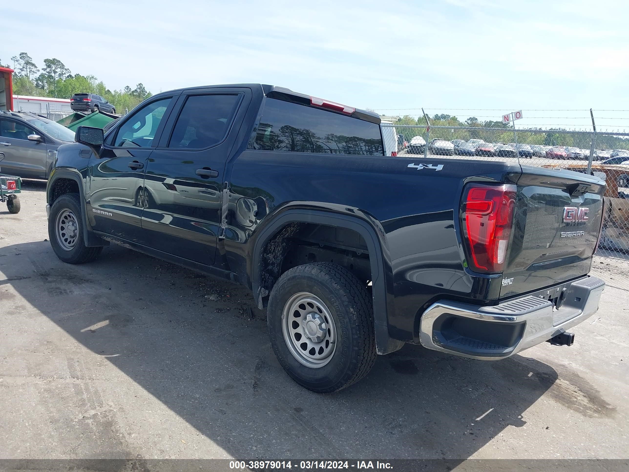 Photo 2 VIN: 3GTUUAED0NG641983 - GMC SIERRA 