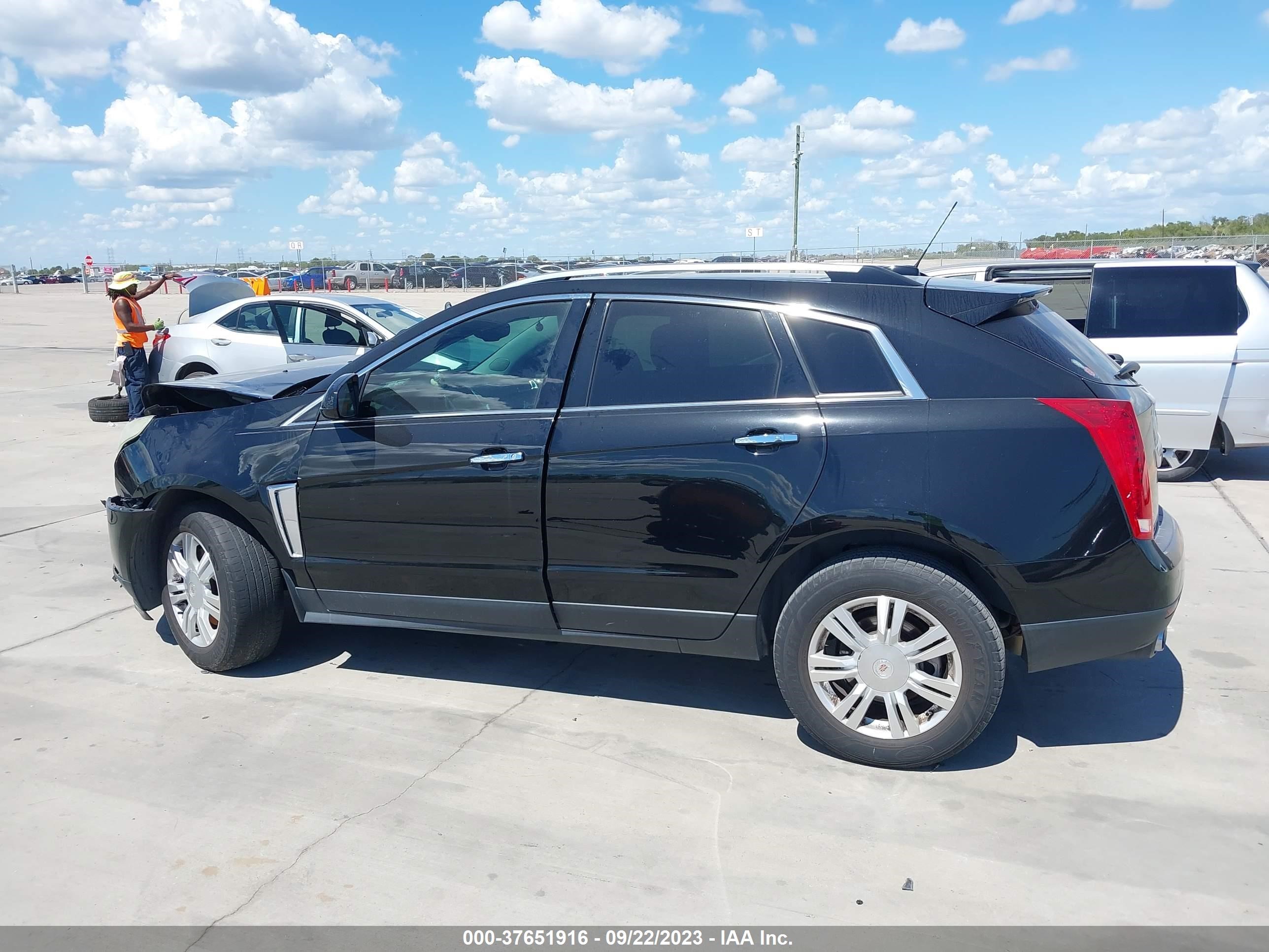 Photo 12 VIN: 3GYFNBE38FS598666 - CADILLAC SRX 