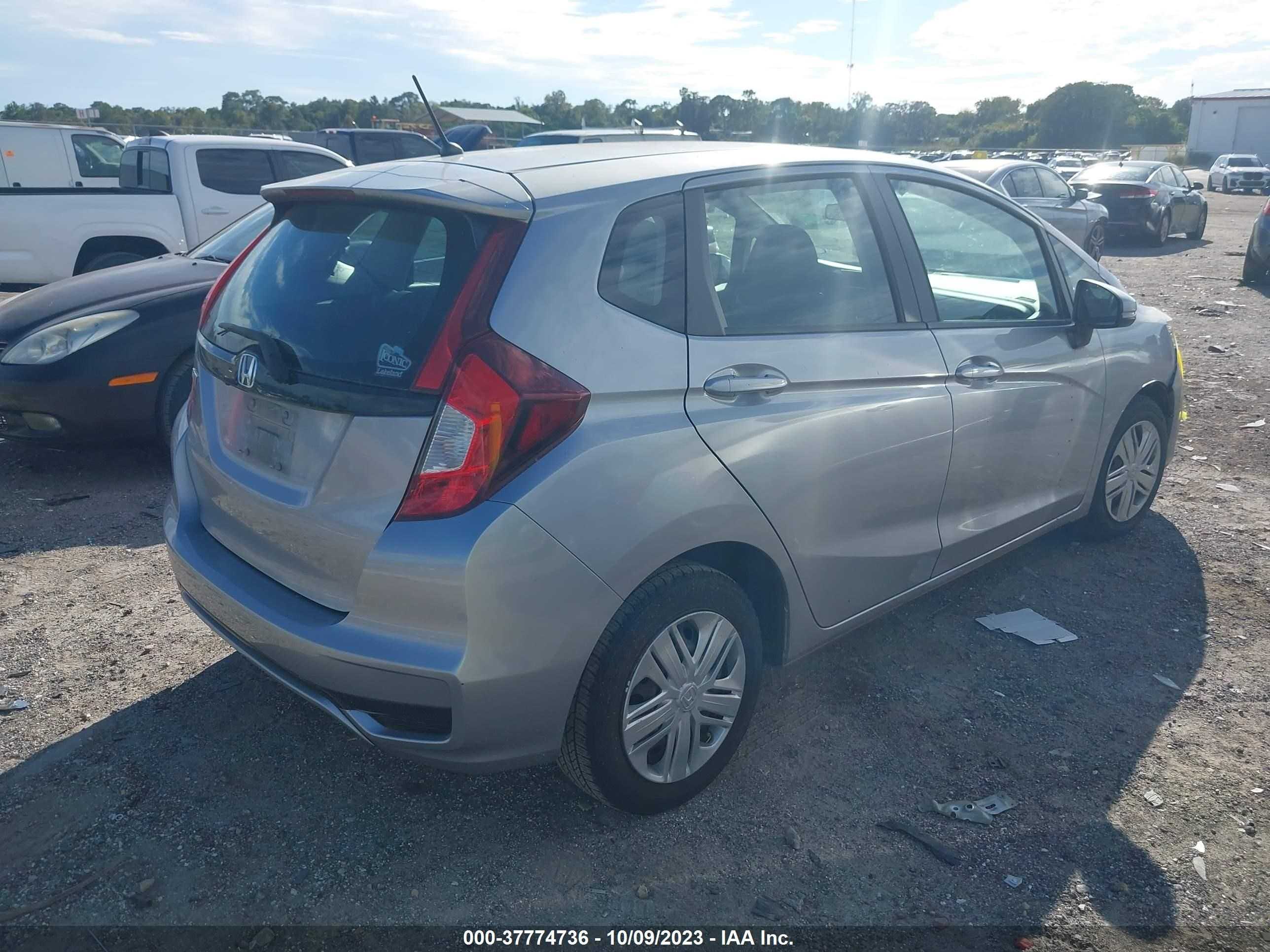 Photo 3 VIN: 3HGGK5H49JM732592 - HONDA FIT 