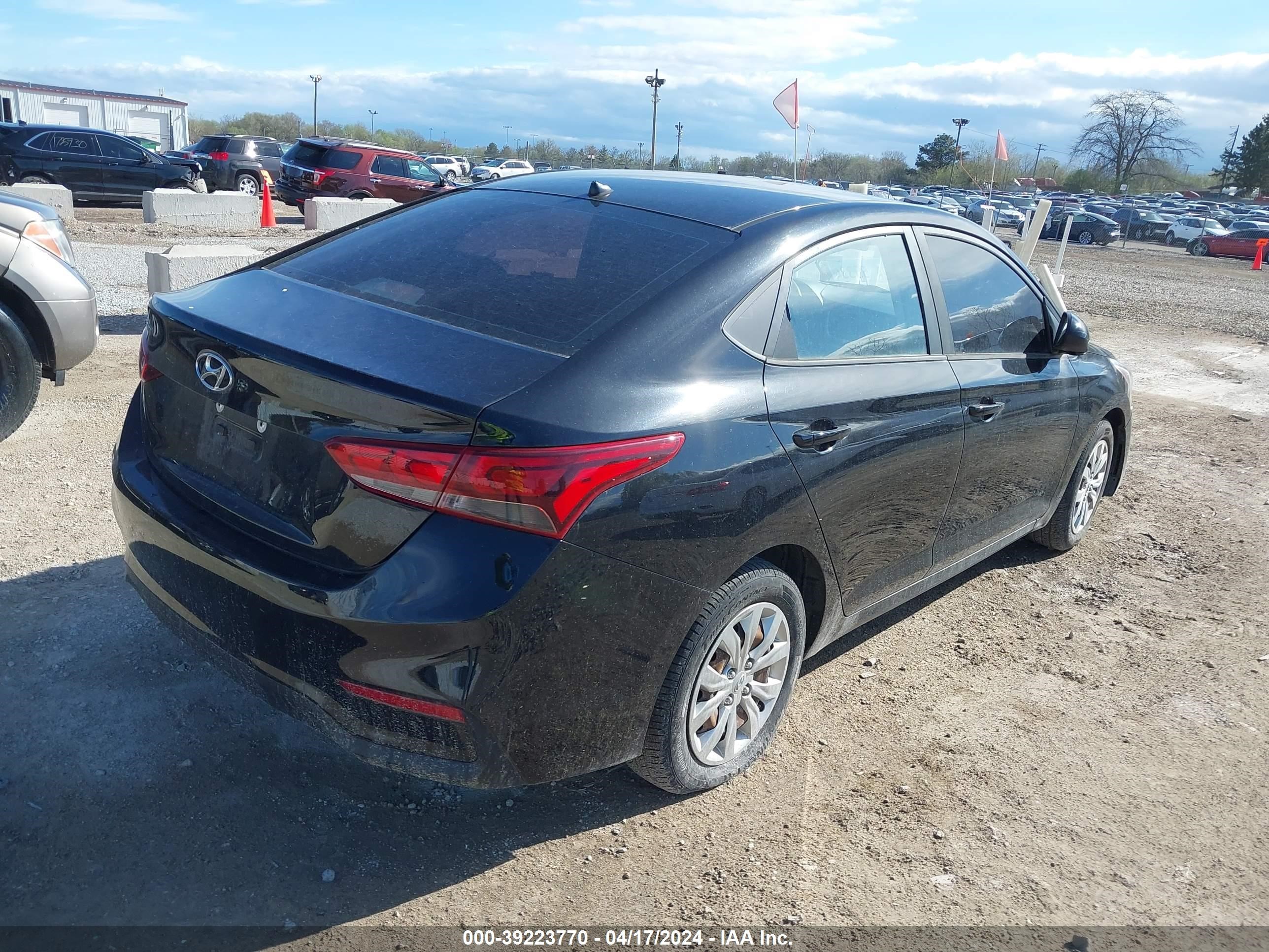 Photo 3 VIN: 3KPC24A33JE016631 - HYUNDAI ACCENT 