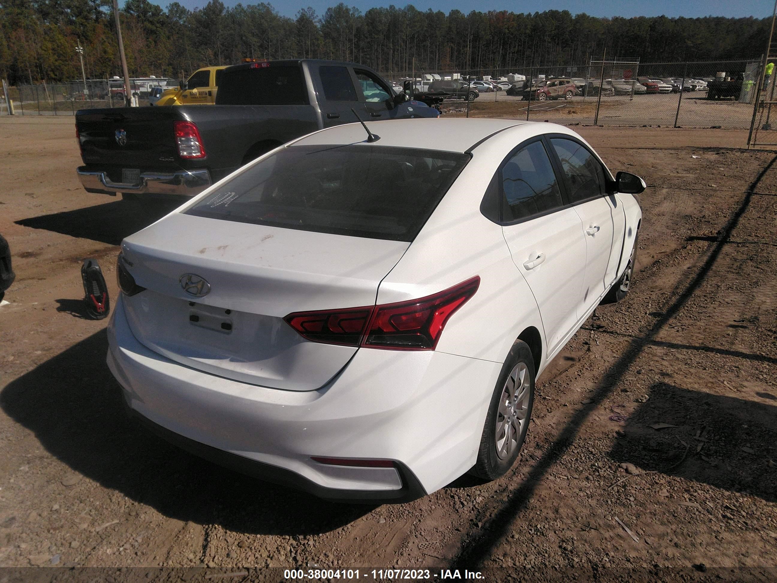 Photo 3 VIN: 3KPC24A34JE028562 - HYUNDAI ACCENT 