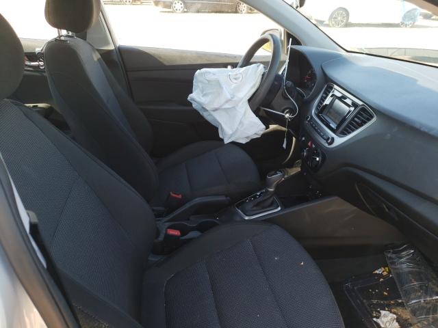 Photo 4 VIN: 3KPC24A3XJE009904 - HYUNDAI ACCENT SE 