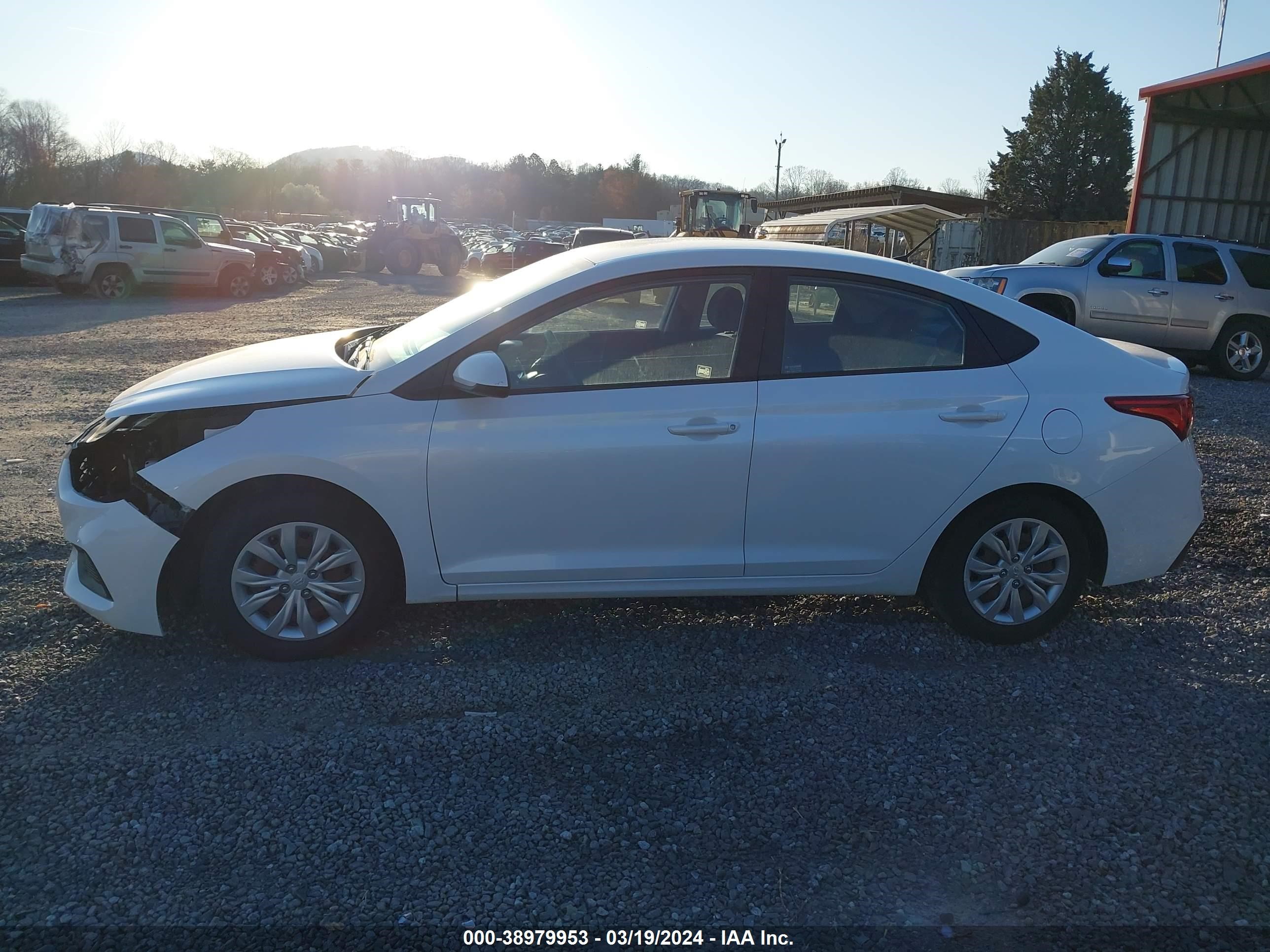 Photo 13 VIN: 3KPC24A64LE104455 - HYUNDAI ACCENT 