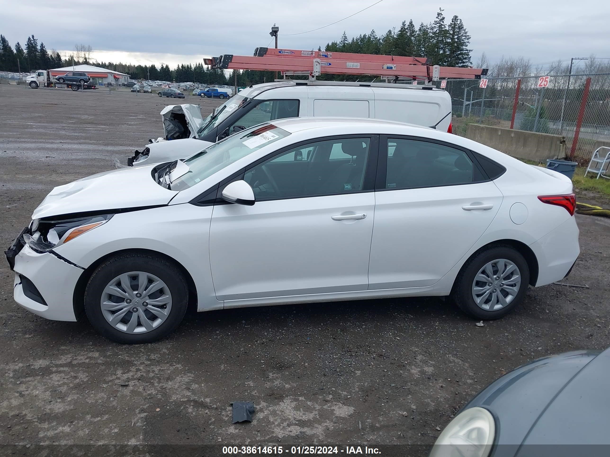 Photo 13 VIN: 3KPC24A6XME142953 - HYUNDAI ACCENT 