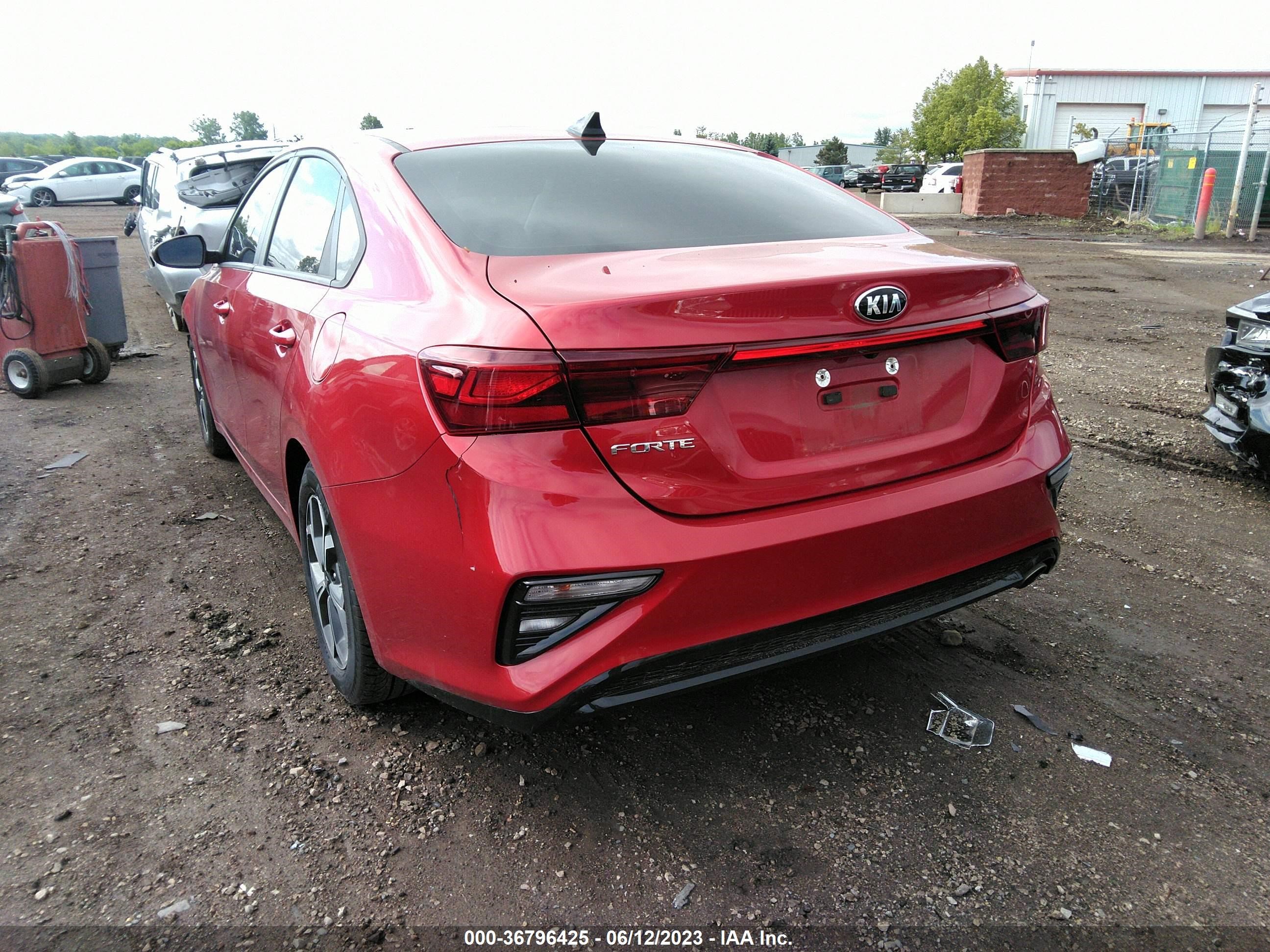 Photo 2 VIN: 3KPF24AD0KE137589 - KIA FORTE 