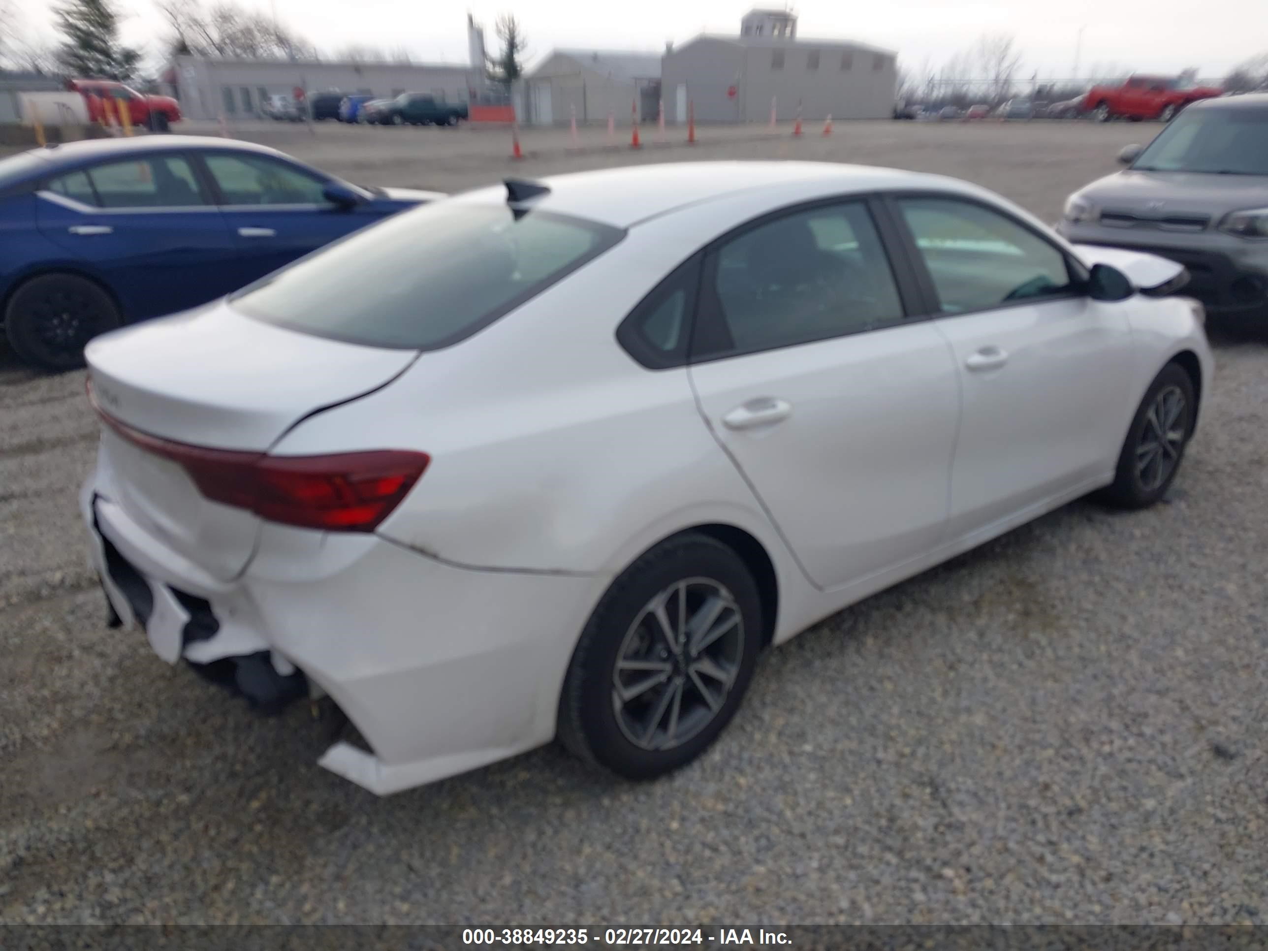 Photo 3 VIN: 3KPF24AD0PE632253 - KIA FORTE 