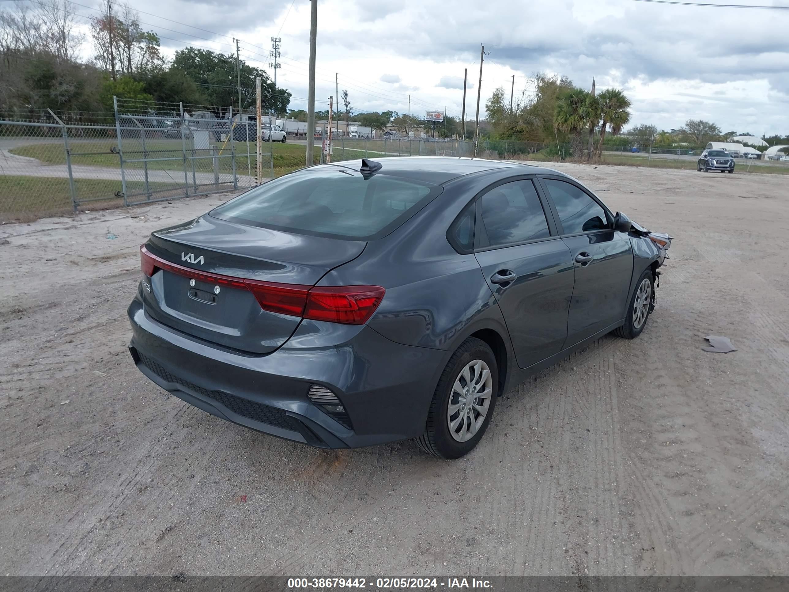 Photo 3 VIN: 3KPF24AD2PE507982 - KIA FORTE 