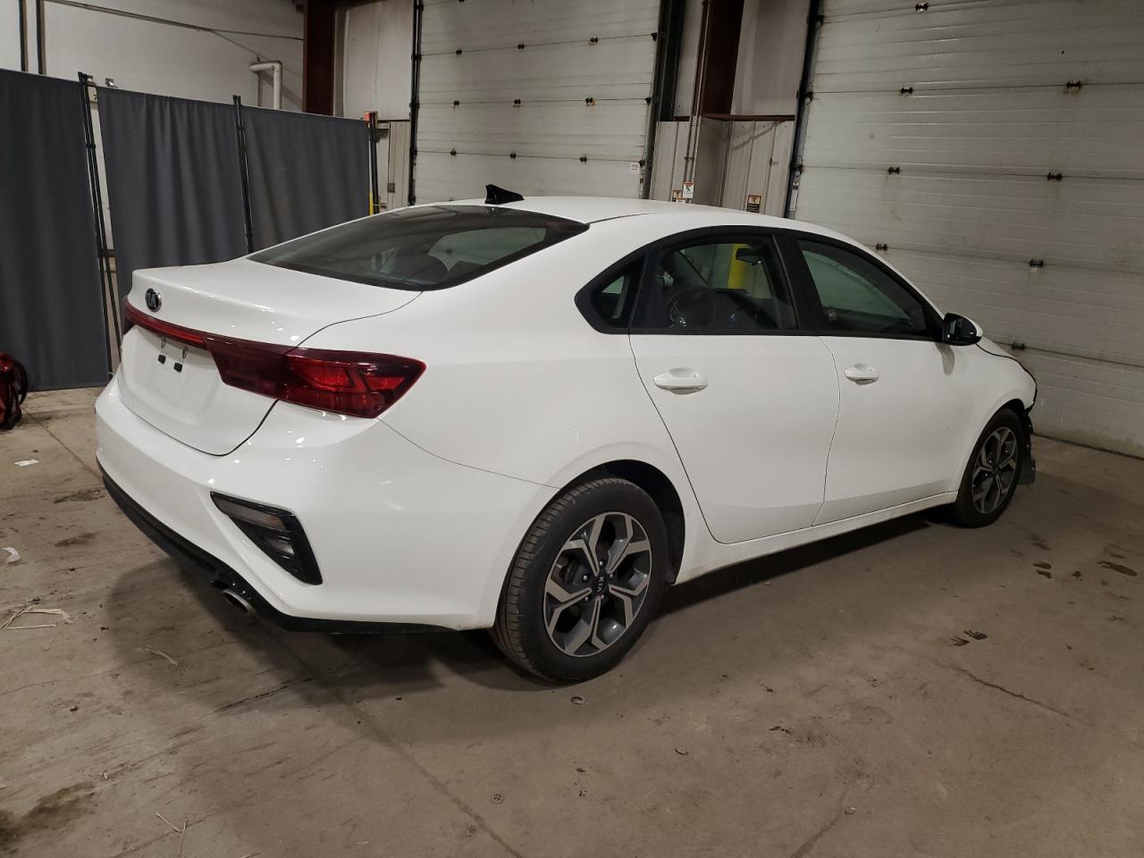 Photo 2 VIN: 3KPF24AD3ME280989 - KIA FORTE 