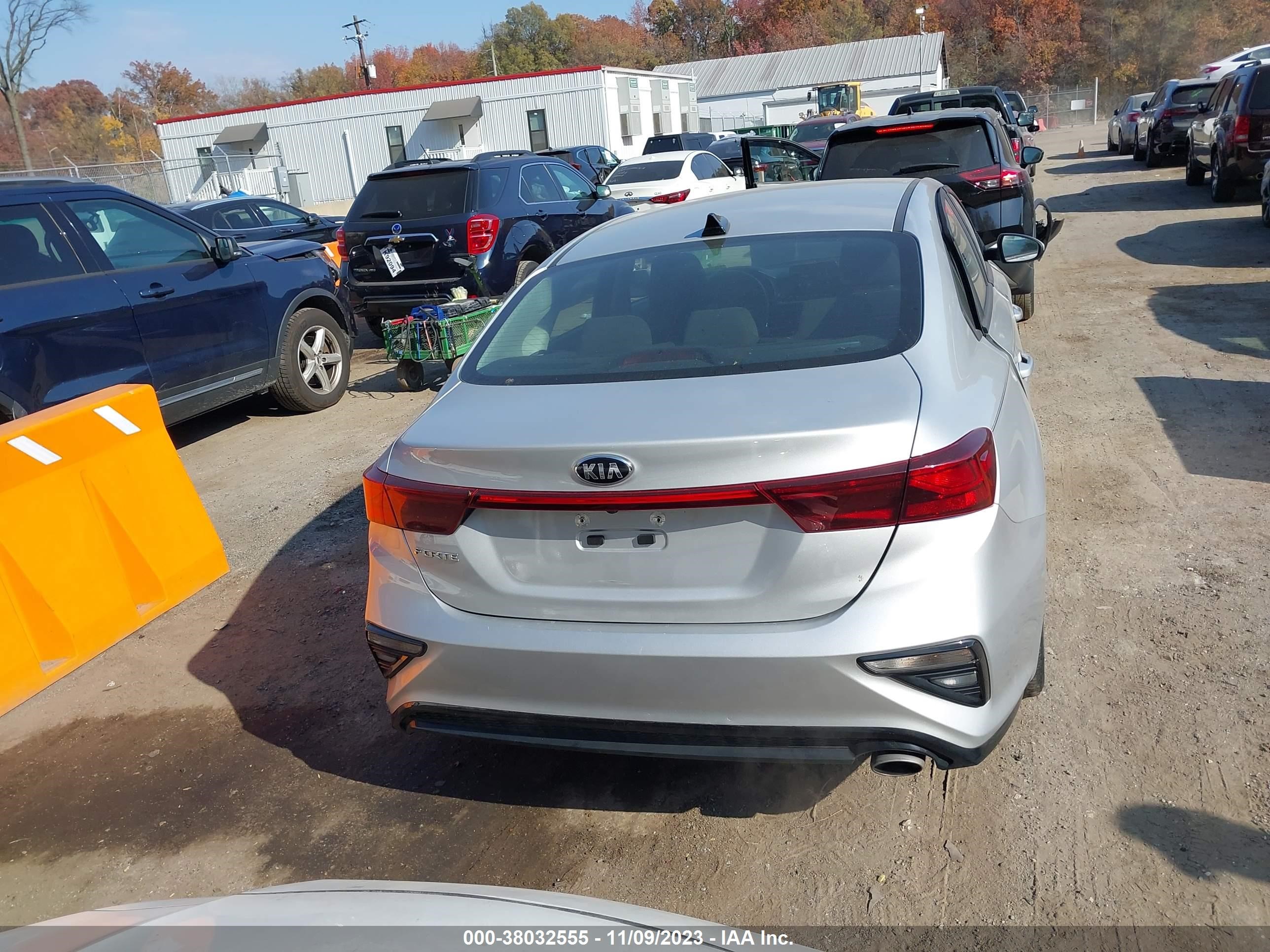 Photo 15 VIN: 3KPF24AD3ME334467 - KIA FORTE 