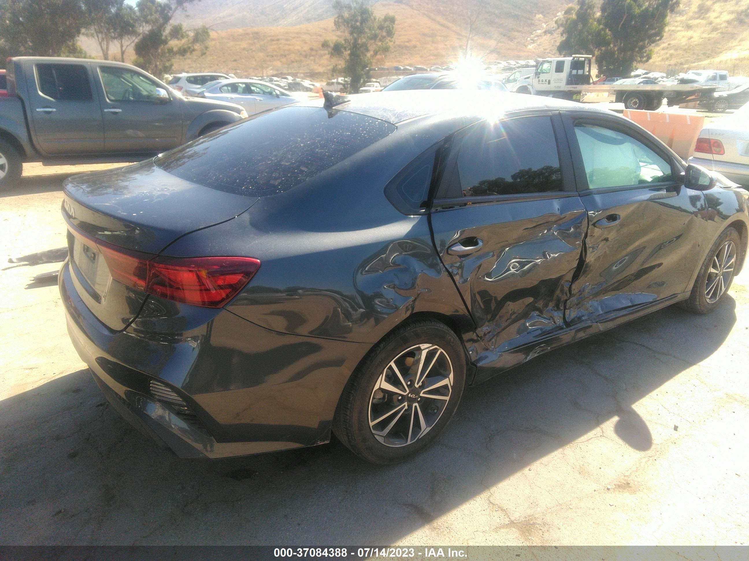 Photo 3 VIN: 3KPF24AD3PE505903 - KIA FORTE 