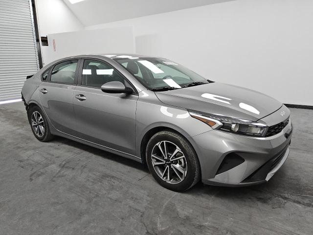 Photo 3 VIN: 3KPF24AD4PE573353 - KIA FORTE LX 