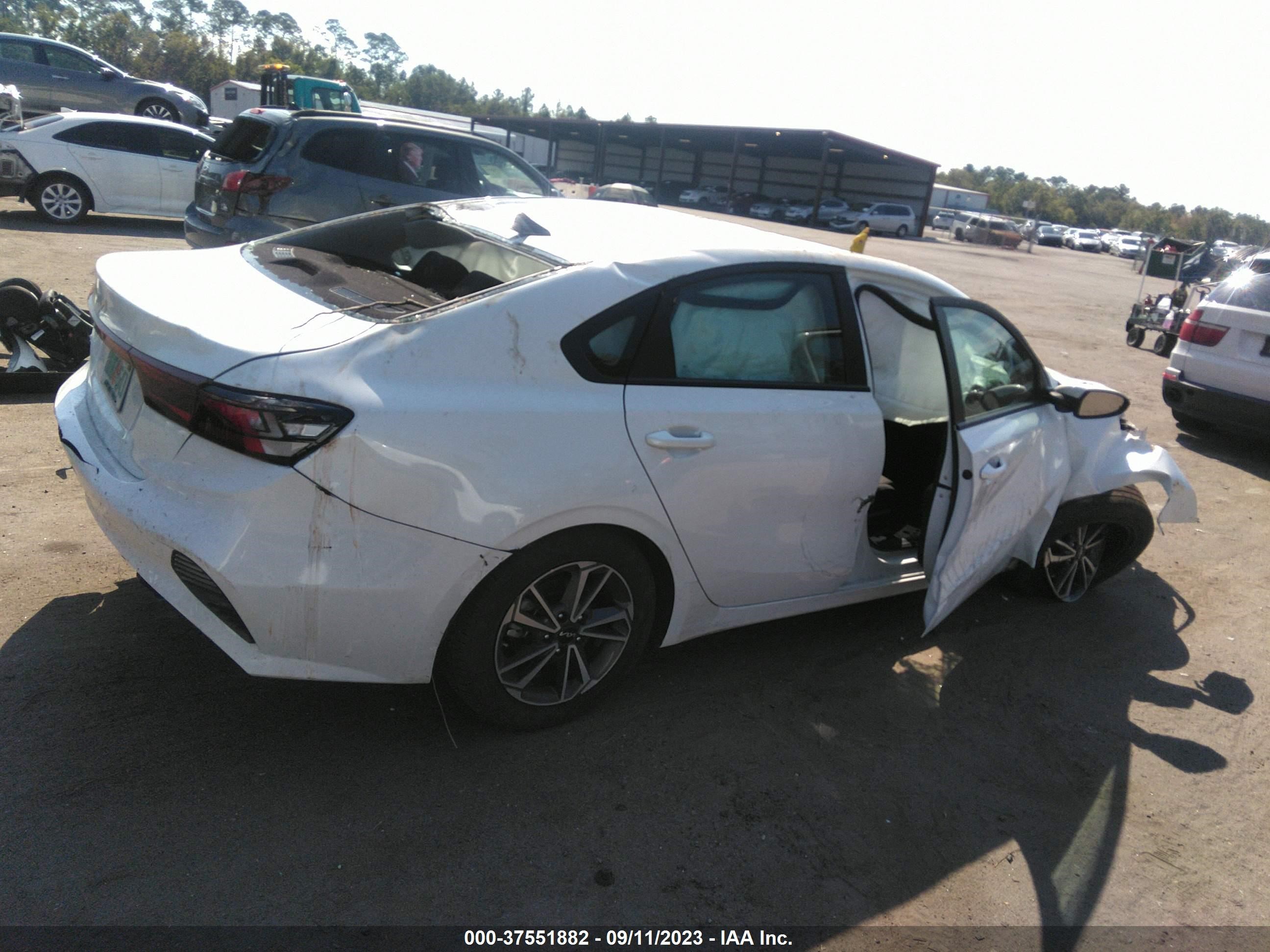 Photo 3 VIN: 3KPF24AD4PE602351 - KIA FORTE 