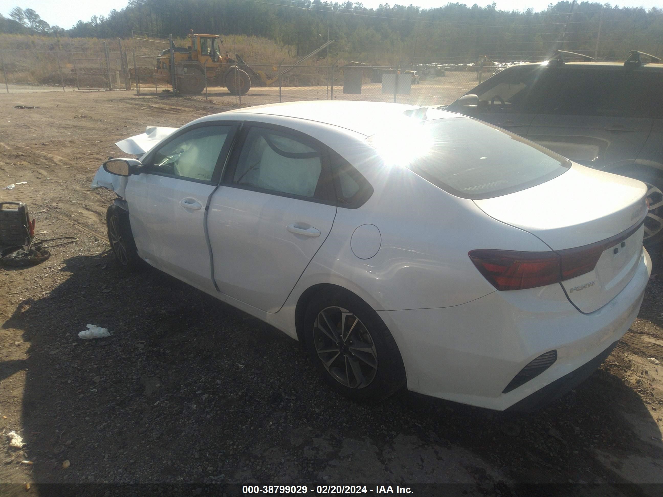 Photo 2 VIN: 3KPF24AD5PE569411 - KIA FORTE 