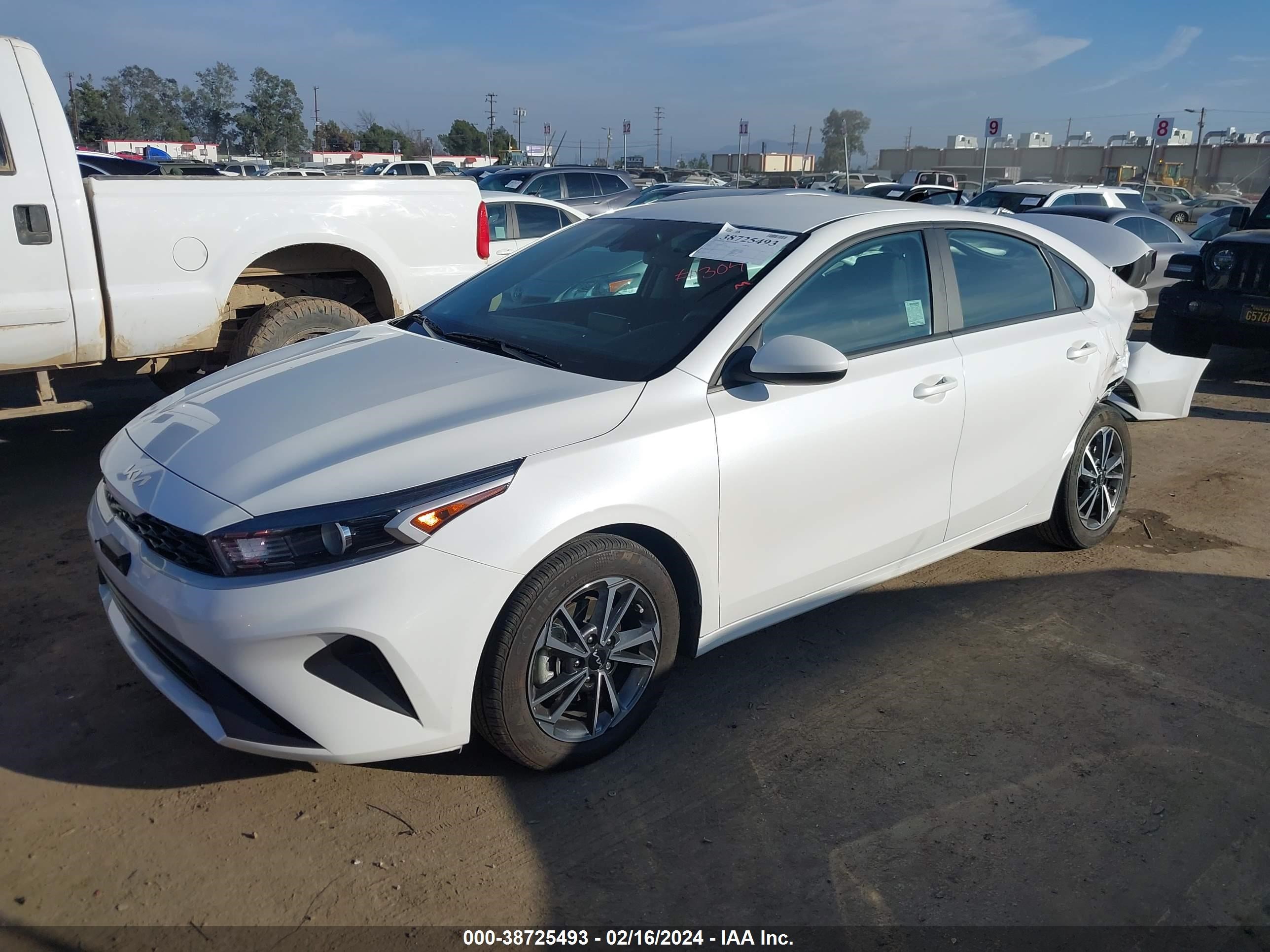 Photo 1 VIN: 3KPF24AD5PE617635 - KIA FORTE 