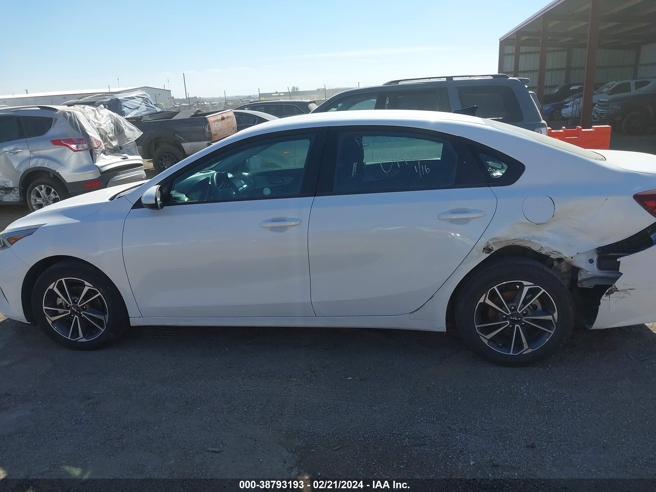 Photo 13 VIN: 3KPF24AD7NE418034 - KIA FORTE 