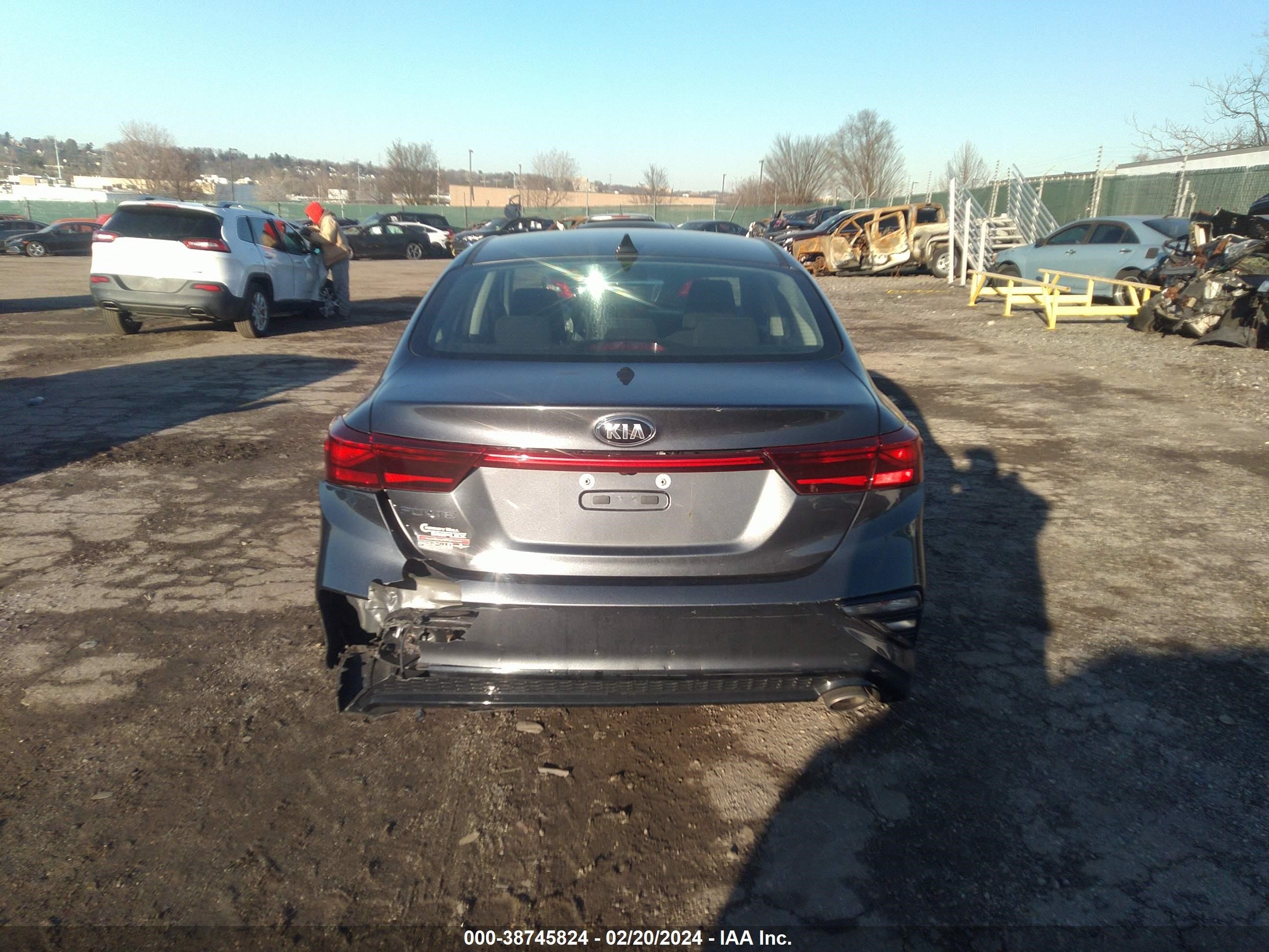 Photo 16 VIN: 3KPF24AD8KE107076 - KIA FORTE 