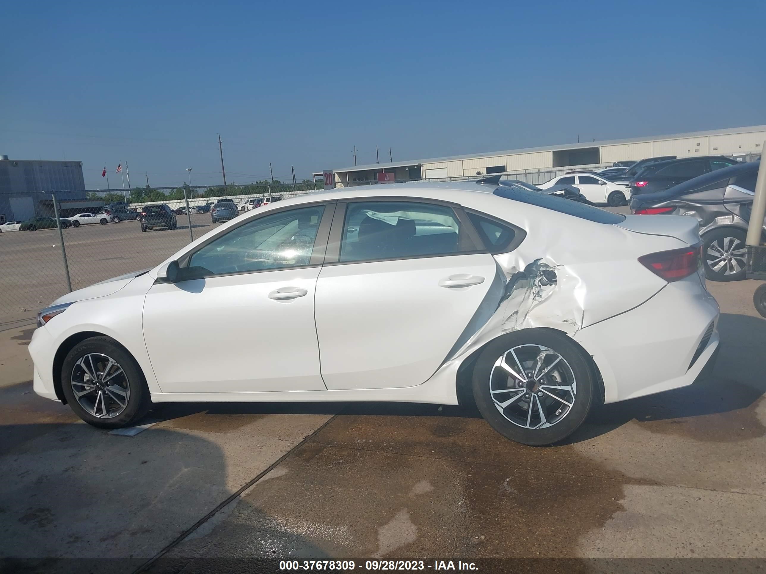 Photo 13 VIN: 3KPF24AD8NE479649 - KIA FORTE 