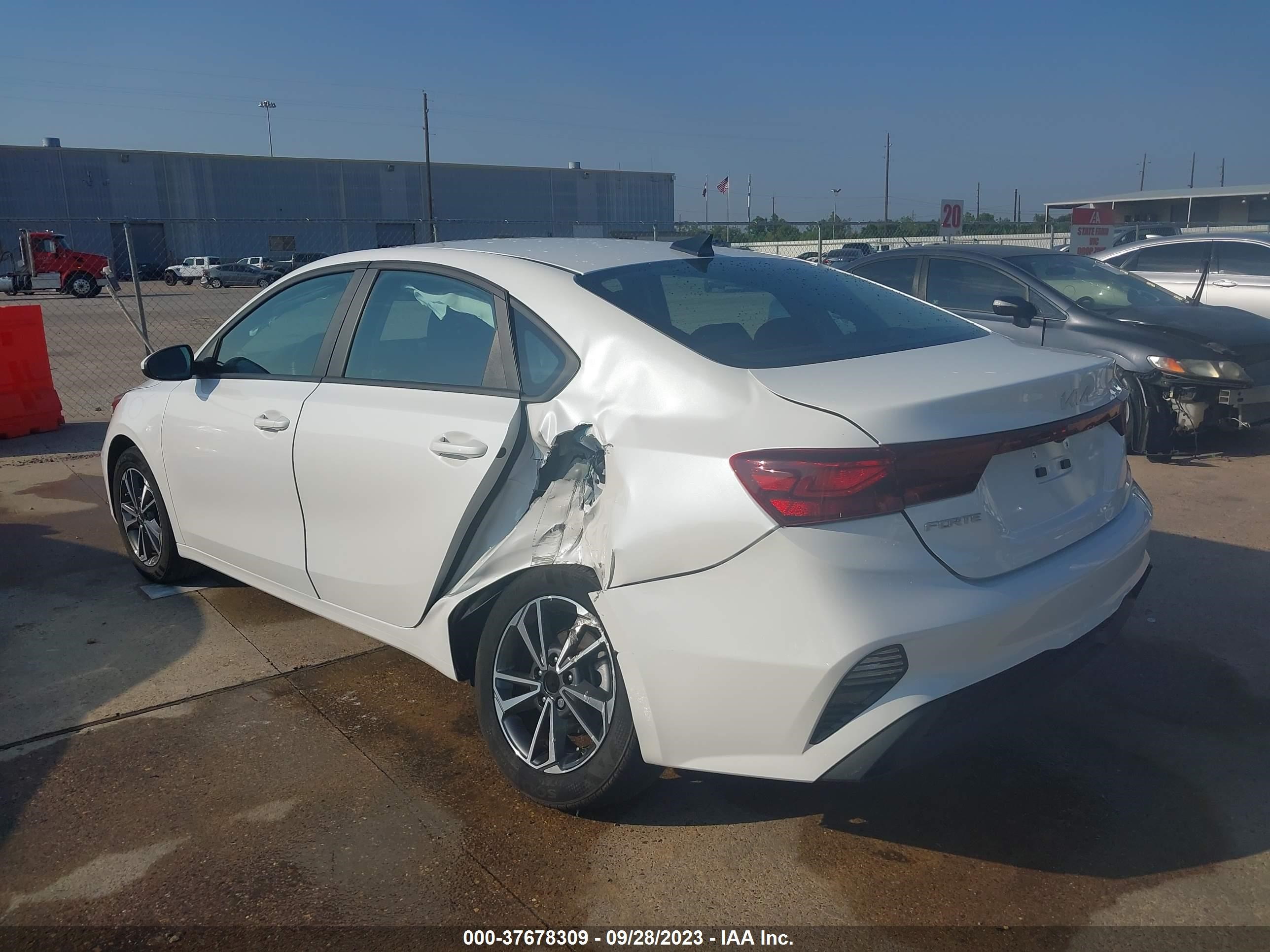 Photo 2 VIN: 3KPF24AD8NE479649 - KIA FORTE 