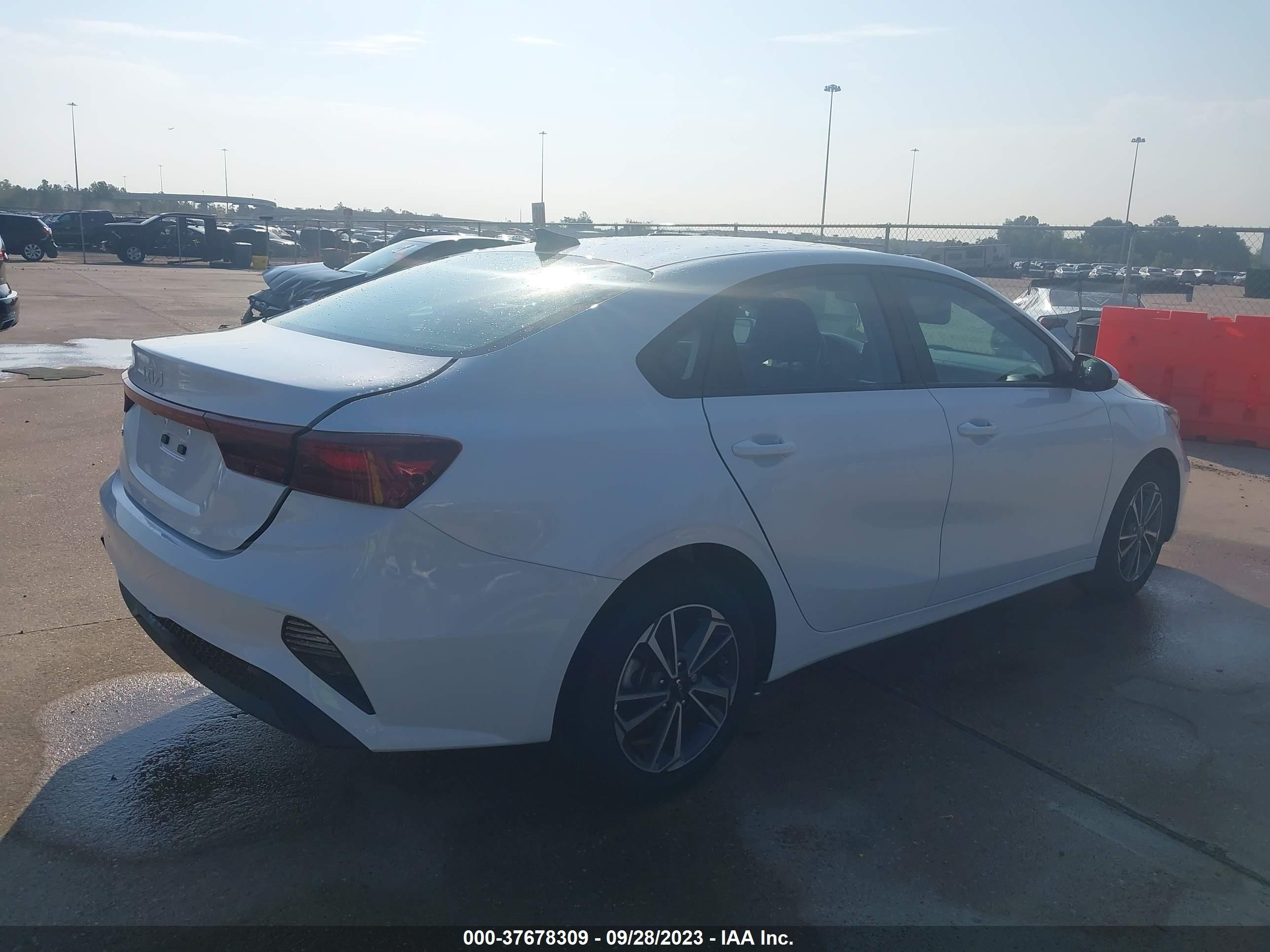 Photo 3 VIN: 3KPF24AD8NE479649 - KIA FORTE 