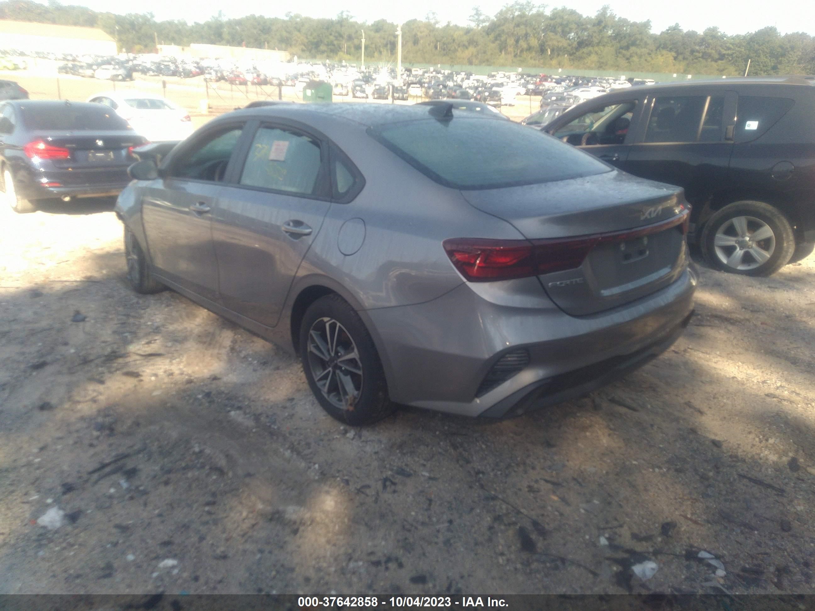 Photo 2 VIN: 3KPF24AD8PE568138 - KIA FORTE 