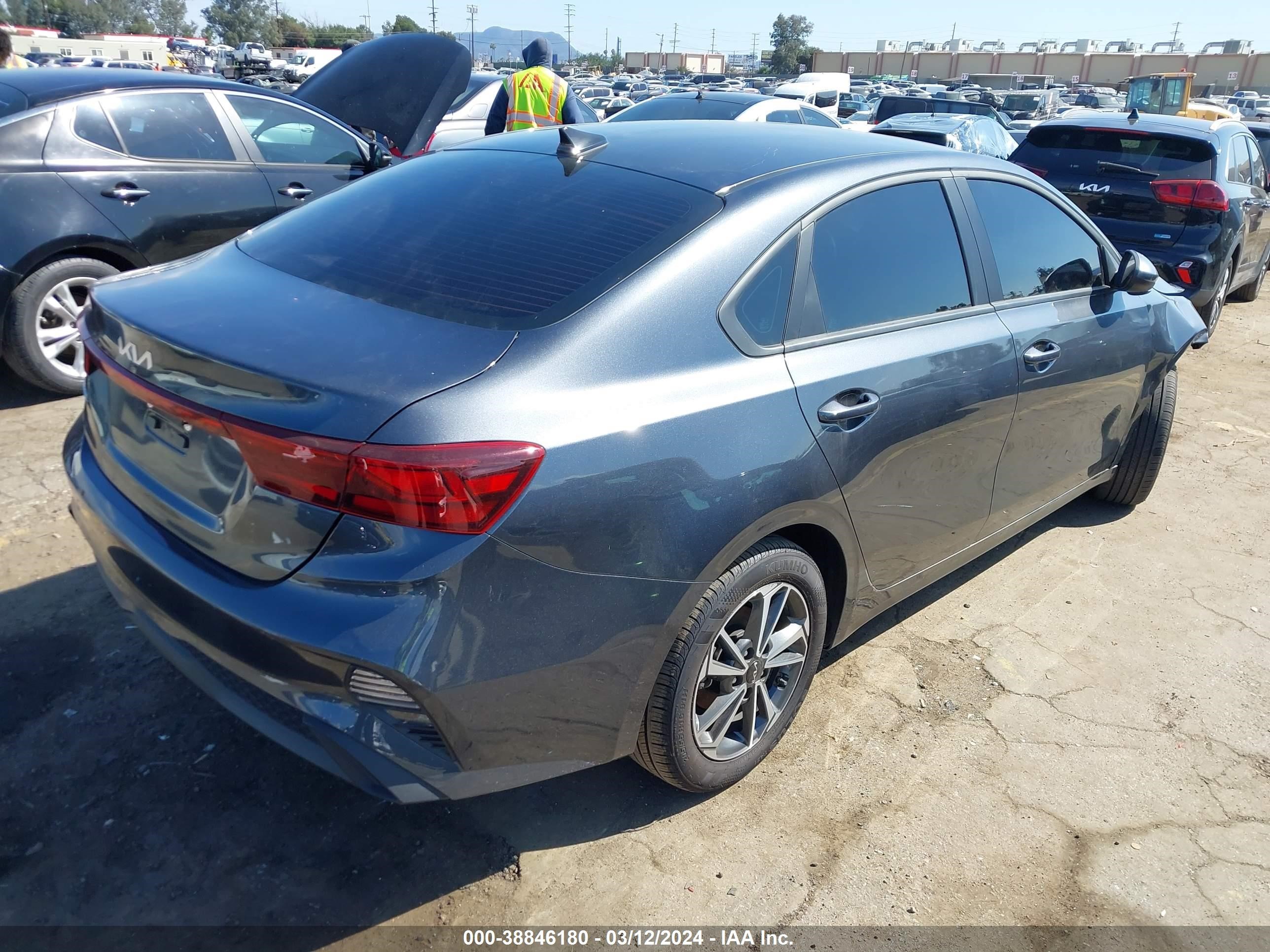 Photo 3 VIN: 3KPF24AD8PE648779 - KIA FORTE 