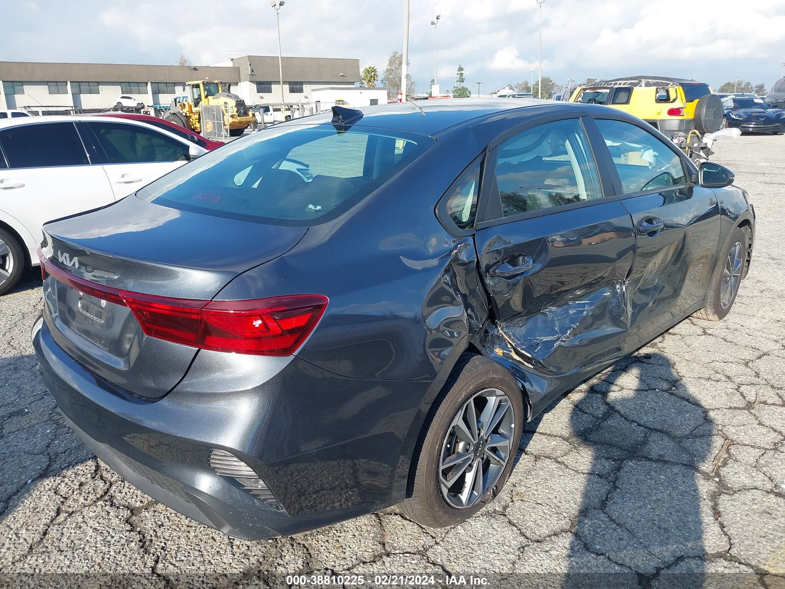 Photo 3 VIN: 3KPF24AD9RE701377 - KIA FORTE 