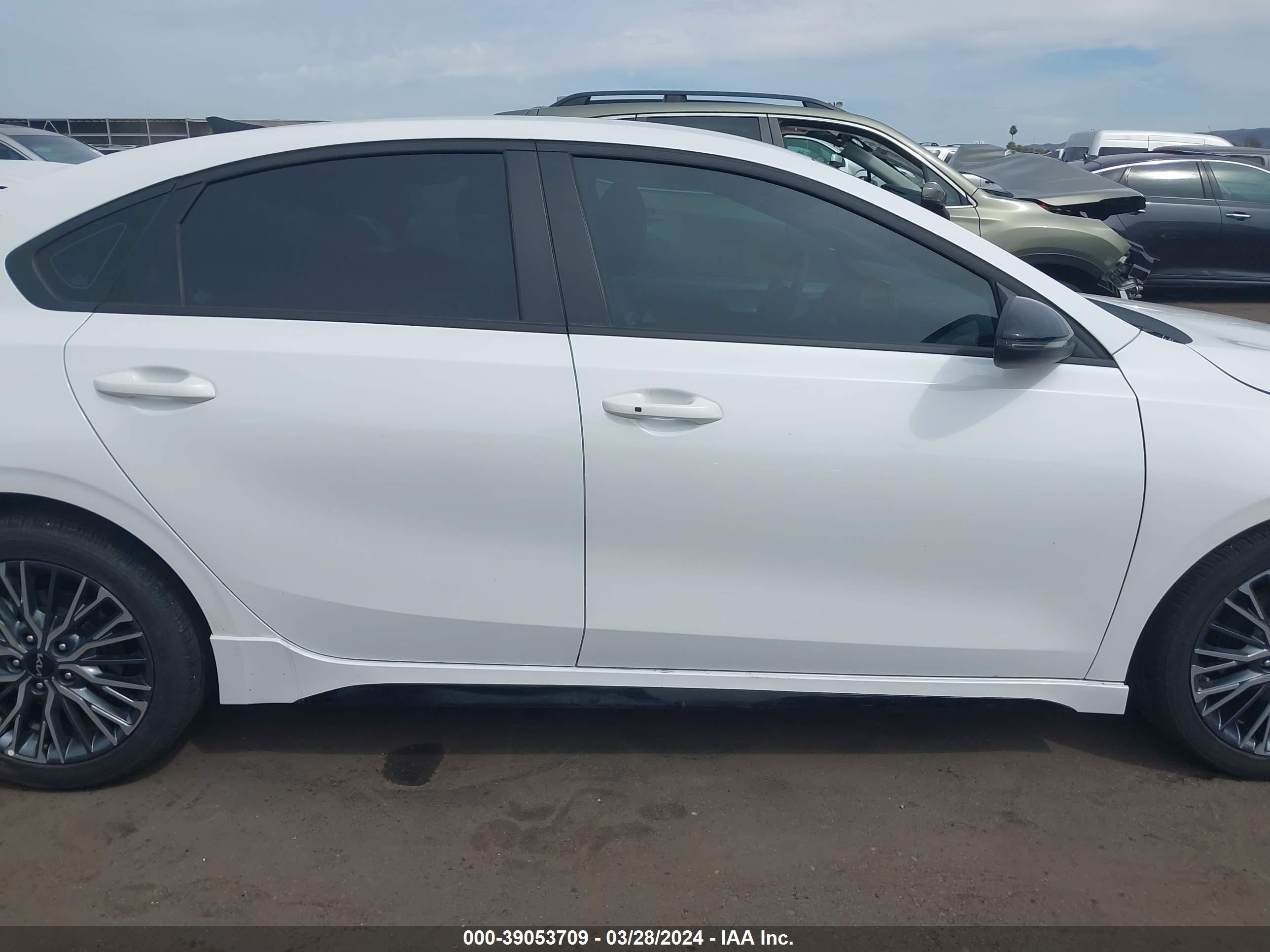 Photo 13 VIN: 3KPF54AD2RE715970 - KIA FORTE 