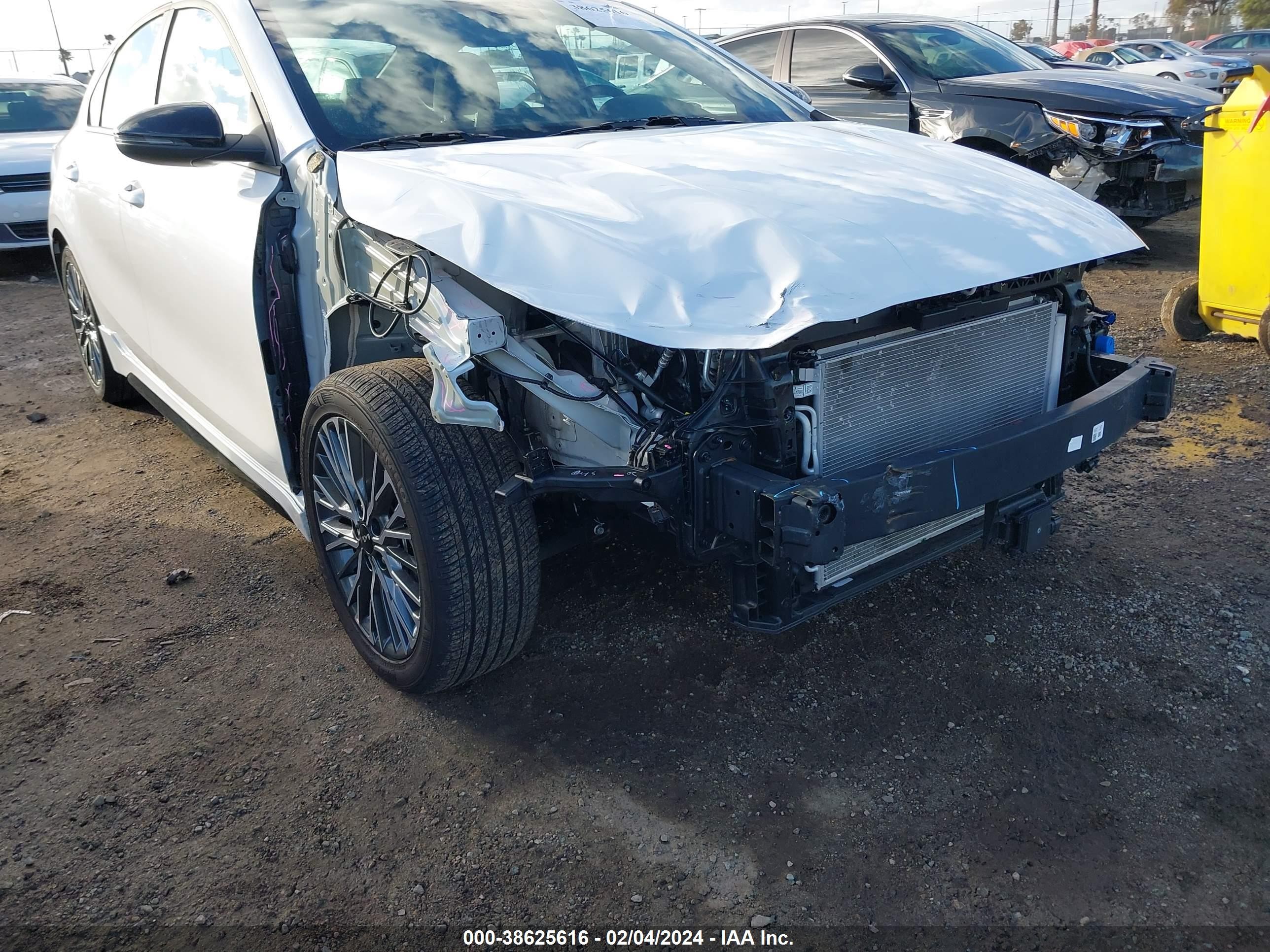 Photo 5 VIN: 3KPF54AD3PE667103 - KIA FORTE 