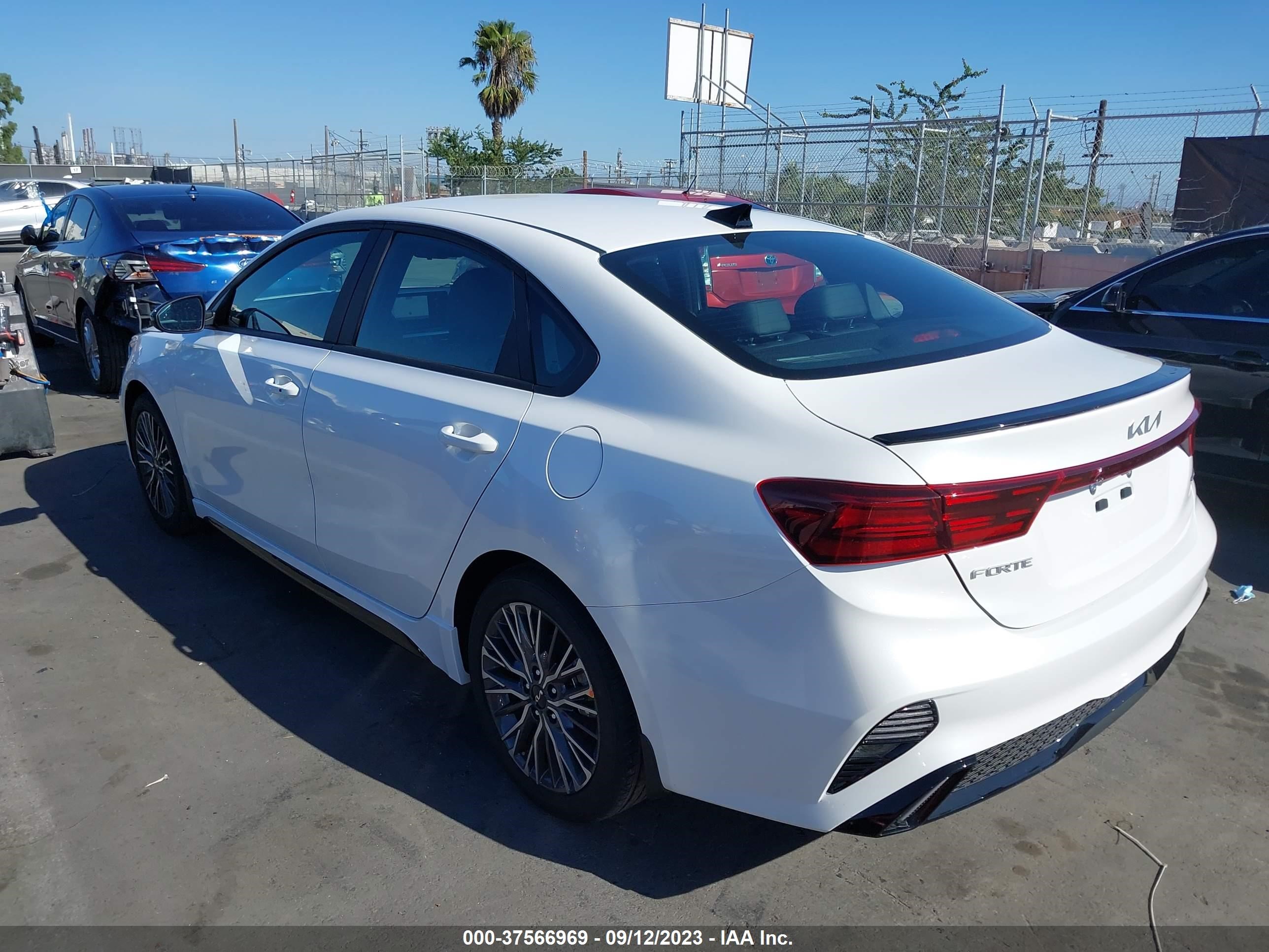 Photo 2 VIN: 3KPF54AD6PE670531 - KIA FORTE 