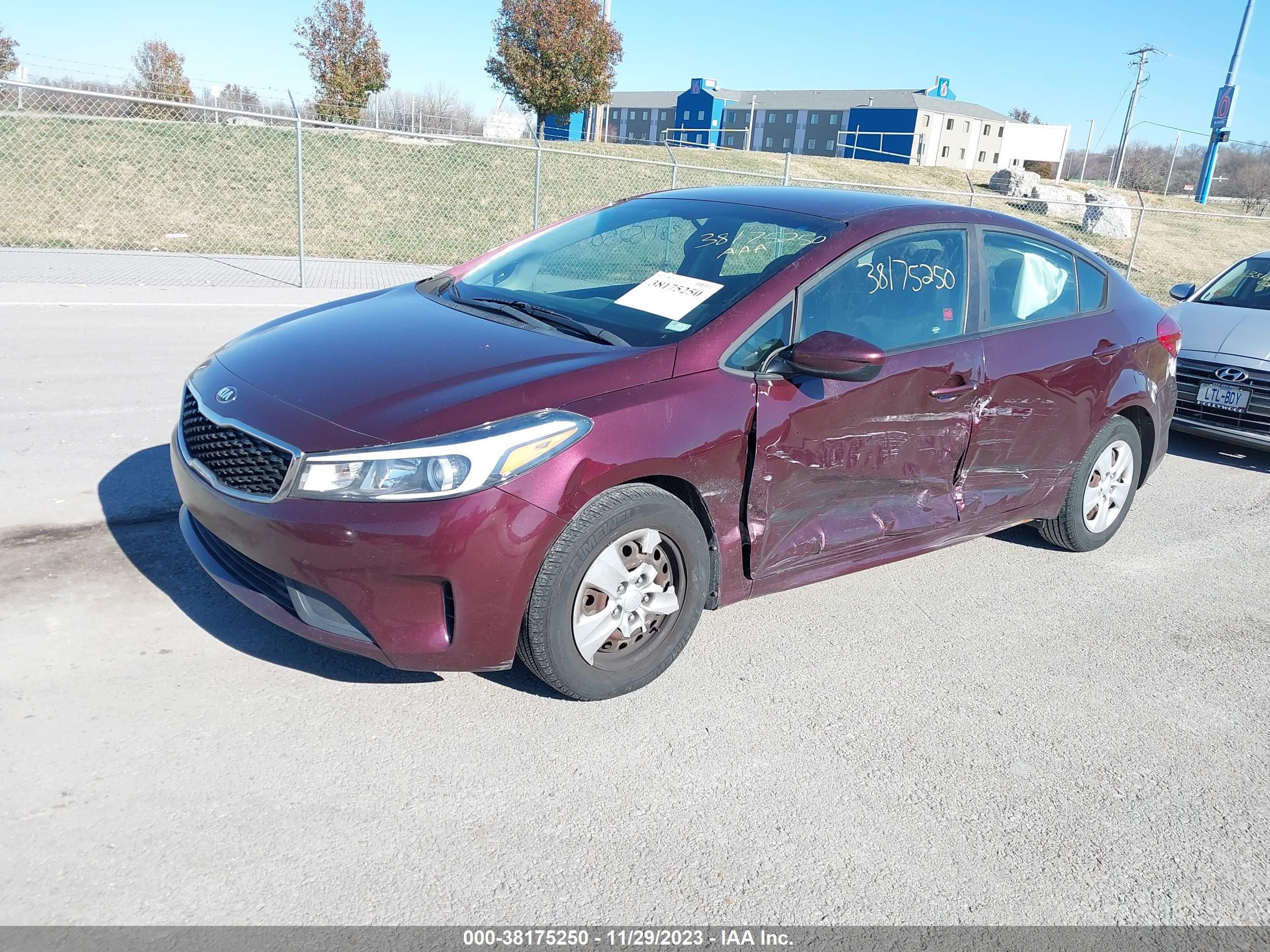 Photo 1 VIN: 3KPFK4A71JE167371 - KIA FORTE 